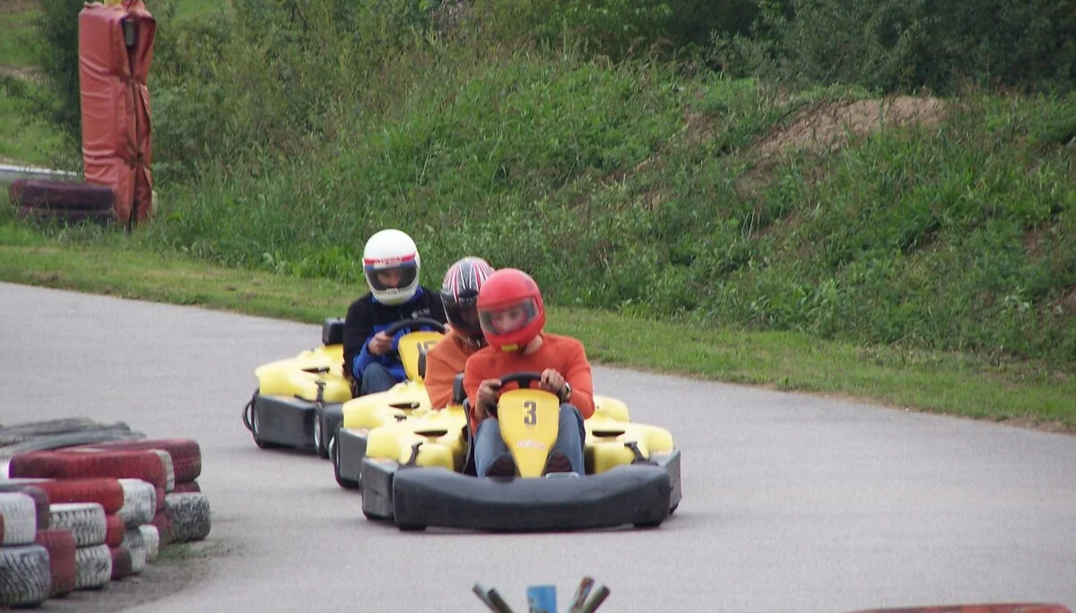 Jugendgruppe auf der Kartbahn | © Dambeck Micheala