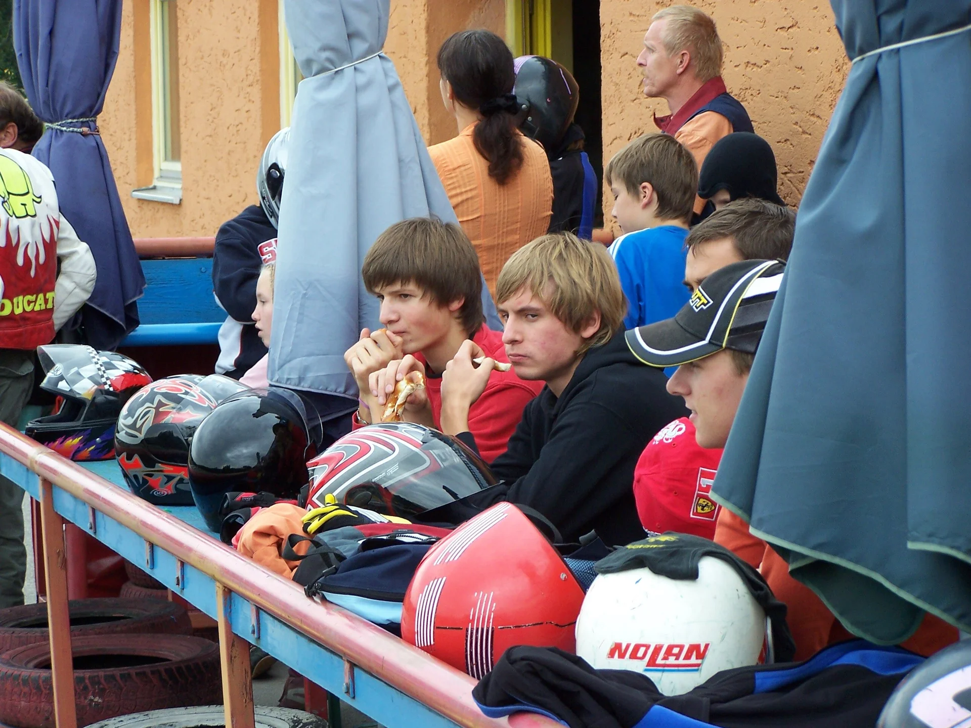 Jugendgruppe auf der Kartbahn | © Dambeck Micheala