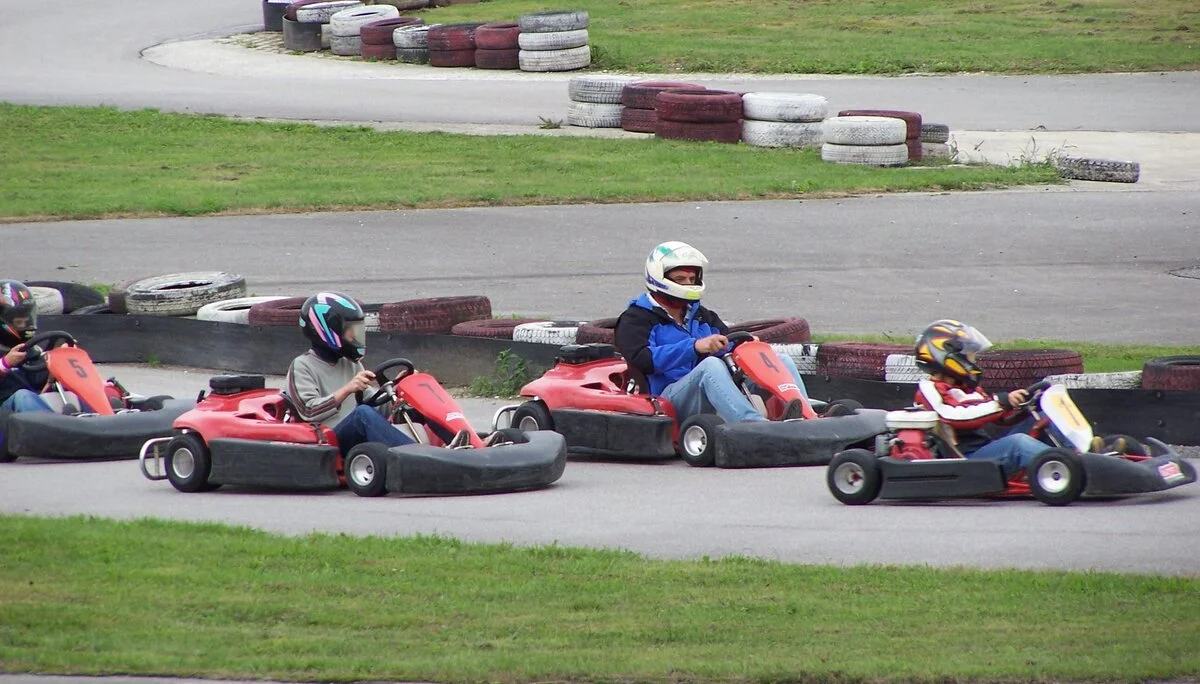 Jugendgruppe auf der Kartbahn | © Dambeck Micheala