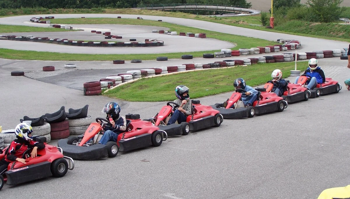 Jugendgruppe auf der Kartbahn | © Dambeck Micheala