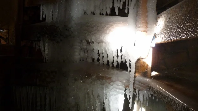 Die Wettervorhersage war auch in diesem Jahr nicht eindeutig. Aber wir weil die JDAV schon im letzten Jahr gute Erfahrung gemacht hatte, sagte man sich auch für den diesjährigen Ostermix, dass Regen zu Hause in jedem Fall schlechter ist als Schneefall in den Bergen. Die erste 5-köpfige Gruppe startete am 28.03.2013 Richtung Saalfelden/Leogang. Für Gründonnerstag waren noch sehr gute Wetterverhältnisse vorhergesagt. Und das war auch so, denn die Boarder fanden bei herrlichem Wetter beste Pistenbedinungen vor und die Skitourengehern konnten das erstemal ein dieser Saison eine herrliche Firnabfahrt vom Seehorn geniesen. Den nächsten Tag verbrachte die JDAV Jugend nochmal im Skigebiet Leogang, wobei am Freitagabend, nach einem intensiven Klettertag an der Weissbachwand, die zweite Abordnung der JDAV Ausfahrtsgruppe dazu kam und die Gruppe nun mit neun Teilnehmern vollzählig war. Für den Karsamstag plante die JDAV Gruppe die ganz große Saalbach-Hinterglemm-Runde. Schon kurz vor 9 Uhr stand man an der ersten Gondel um dieses Projekt zu meistern. Mit insgesamt 21 Liftfahrten, 8000 hm Abfahrt und 48 km Wegstrecke war dieser Ski/Boardtag für alle ein tolles Erlebnis und auch eine tolle Leistung. Am einzigen richtigen Schlechtwettertag, dem Ostersonntag, waren die Teilnehmer nicht verlegen. Schnell wurden Ski und Board gegen die Kletterschuhe getauscht und man besuchte die neu erbaute Kletterhalle in Saalfelden. Lange Kletterrouten bis zum 9.ten Schwierigkeitsgrad erfreuten und fordeten die JDAV Klettercracks aus Dingolfing und jeder kletterte was möglich war, frei nach dem Motto: no limits! Der Ostermontag bescherte den Teilnehmer wieder blauen Himmel, Sonnenschein und wegen dem Schneefall vom Vortag nochmal traumhafte Abfahrtsverhältnisse. JDAV - Fazit Ostern 2013: Wieder ein MIX der besonderen Art mit Klettern-Skitouren-Alpinski/Board und kulinarischem Erlebnissen auf der Alm! -> Gefällt uns | © Die Wettervorhersage war auch in diesem Jahr nicht eindeutig. Aber wir weil die JDAV schon im letzten Jahr gute Erfahrung gemacht hatte, sagte man sich auch für den diesjährigen Ostermix, dass Regen zu Hause in jedem Fall schlechter ist als Schneefall in den Bergen. Die erste 5-köpfige Gruppe startete am 28.03.2013 Richtung Saalfelden/Leogang. Für Gründonnerstag waren noch sehr gute Wetterverhältnisse vorhergesagt. Und das war auch so, denn die Boarder fanden bei herrlichem Wetter beste Pistenbedinungen vor und die Skitourengehern konnten das erstemal ein dieser Saison eine herrliche Firnabfahrt vom Seehorn geniesen. Den nächsten Tag verbrachte die JDAV Jugend nochmal im Skigebiet Leogang, wobei am Freitagabend, nach einem intensiven Klettertag an der Weissbachwand, die zweite Abordnung der JDAV Ausfahrtsgruppe dazu kam und die Gruppe nun mit neun Teilnehmern vollzählig war. Für den Karsamstag plante die JDAV Gruppe die ganz große Saalbach-Hinterglemm-Runde. Schon kurz vor 9 Uhr stand man an der ersten Gondel um dieses Projekt zu meistern. Mit insgesamt 21 Liftfahrten, 8000 hm Abfahrt und 48 km Wegstrecke war dieser Ski/Boardtag für alle ein tolles Erlebnis und auch eine tolle Leistung. Am einzigen richtigen Schlechtwettertag, dem Ostersonntag, waren die Teilnehmer nicht verlegen. Schnell wurden Ski und Board gegen die Kletterschuhe getauscht und man besuchte die neu erbaute Kletterhalle in Saalfelden. Lange Kletterrouten bis zum 9.ten Schwierigkeitsgrad erfreuten und fordeten die JDAV Klettercracks aus Dingolfing und jeder kletterte was möglich war, frei nach dem Motto: no limits! Der Ostermontag bescherte den Teilnehmer wieder blauen Himmel, Sonnenschein und wegen dem Schneefall vom Vortag nochmal traumhafte Abfahrtsverhältnisse. JDAV - Fazit Ostern 2013: Wieder ein MIX der besonderen Art mit Klettern-Skitouren-Alpinski/Board und kulinarischem Erlebnissen auf der Alm! -> Gefällt uns