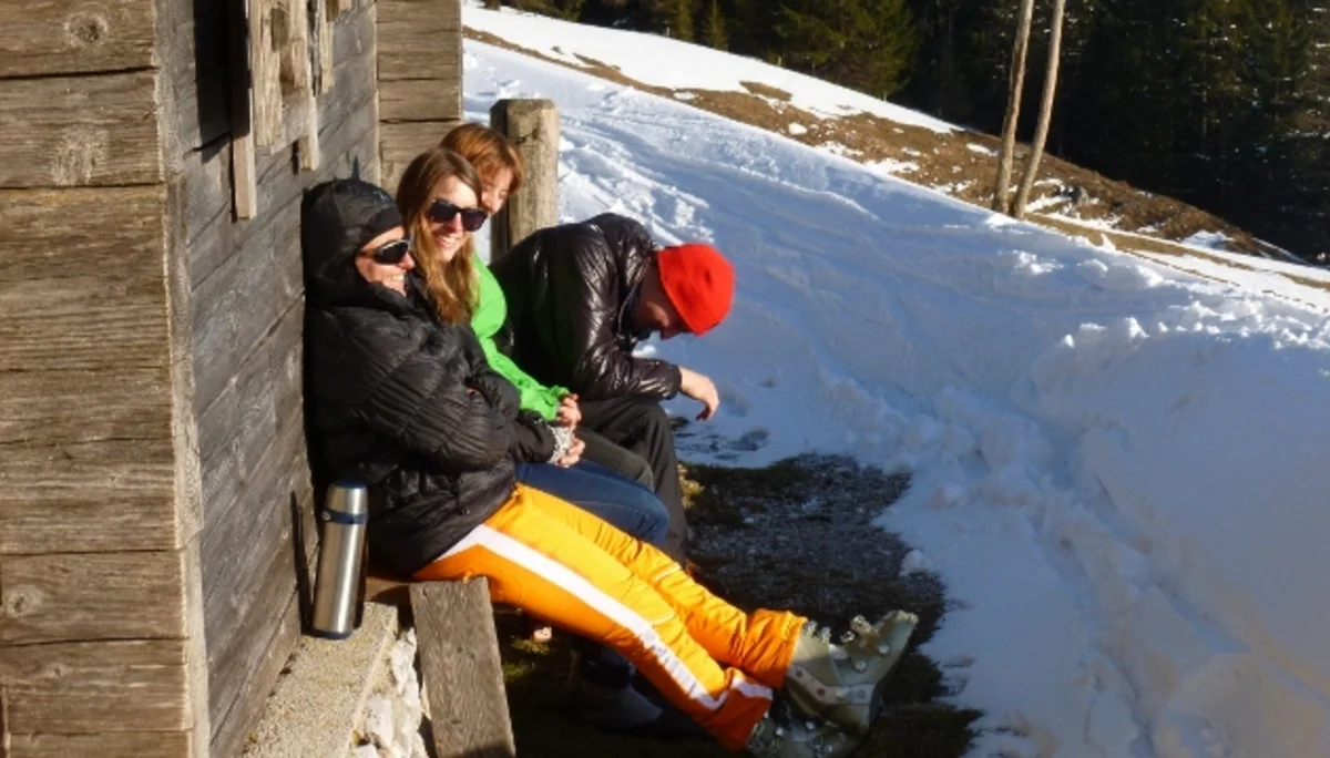 Die Wettervorhersage war auch in diesem Jahr nicht eindeutig. Aber wir weil die JDAV schon im letzten Jahr gute Erfahrung gemacht hatte, sagte man sich auch für den diesjährigen Ostermix, dass Regen zu Hause in jedem Fall schlechter ist als Schneefall in den Bergen. Die erste 5-köpfige Gruppe startete am 28.03.2013 Richtung Saalfelden/Leogang. Für Gründonnerstag waren noch sehr gute Wetterverhältnisse vorhergesagt. Und das war auch so, denn die Boarder fanden bei herrlichem Wetter beste Pistenbedinungen vor und die Skitourengehern konnten das erstemal ein dieser Saison eine herrliche Firnabfahrt vom Seehorn geniesen. Den nächsten Tag verbrachte die JDAV Jugend nochmal im Skigebiet Leogang, wobei am Freitagabend, nach einem intensiven Klettertag an der Weissbachwand, die zweite Abordnung der JDAV Ausfahrtsgruppe dazu kam und die Gruppe nun mit neun Teilnehmern vollzählig war. Für den Karsamstag plante die JDAV Gruppe die ganz große Saalbach-Hinterglemm-Runde. Schon kurz vor 9 Uhr stand man an der ersten Gondel um dieses Projekt zu meistern. Mit insgesamt 21 Liftfahrten, 8000 hm Abfahrt und 48 km Wegstrecke war dieser Ski/Boardtag für alle ein tolles Erlebnis und auch eine tolle Leistung. Am einzigen richtigen Schlechtwettertag, dem Ostersonntag, waren die Teilnehmer nicht verlegen. Schnell wurden Ski und Board gegen die Kletterschuhe getauscht und man besuchte die neu erbaute Kletterhalle in Saalfelden. Lange Kletterrouten bis zum 9.ten Schwierigkeitsgrad erfreuten und fordeten die JDAV Klettercracks aus Dingolfing und jeder kletterte was möglich war, frei nach dem Motto: no limits! Der Ostermontag bescherte den Teilnehmer wieder blauen Himmel, Sonnenschein und wegen dem Schneefall vom Vortag nochmal traumhafte Abfahrtsverhältnisse. JDAV - Fazit Ostern 2013: Wieder ein MIX der besonderen Art mit Klettern-Skitouren-Alpinski/Board und kulinarischem Erlebnissen auf der Alm! -> Gefällt uns | © Die Wettervorhersage war auch in diesem Jahr nicht eindeutig. Aber wir weil die JDAV schon im letzten Jahr gute Erfahrung gemacht hatte, sagte man sich auch für den diesjährigen Ostermix, dass Regen zu Hause in jedem Fall schlechter ist als Schneefall in den Bergen. Die erste 5-köpfige Gruppe startete am 28.03.2013 Richtung Saalfelden/Leogang. Für Gründonnerstag waren noch sehr gute Wetterverhältnisse vorhergesagt. Und das war auch so, denn die Boarder fanden bei herrlichem Wetter beste Pistenbedinungen vor und die Skitourengehern konnten das erstemal ein dieser Saison eine herrliche Firnabfahrt vom Seehorn geniesen. Den nächsten Tag verbrachte die JDAV Jugend nochmal im Skigebiet Leogang, wobei am Freitagabend, nach einem intensiven Klettertag an der Weissbachwand, die zweite Abordnung der JDAV Ausfahrtsgruppe dazu kam und die Gruppe nun mit neun Teilnehmern vollzählig war. Für den Karsamstag plante die JDAV Gruppe die ganz große Saalbach-Hinterglemm-Runde. Schon kurz vor 9 Uhr stand man an der ersten Gondel um dieses Projekt zu meistern. Mit insgesamt 21 Liftfahrten, 8000 hm Abfahrt und 48 km Wegstrecke war dieser Ski/Boardtag für alle ein tolles Erlebnis und auch eine tolle Leistung. Am einzigen richtigen Schlechtwettertag, dem Ostersonntag, waren die Teilnehmer nicht verlegen. Schnell wurden Ski und Board gegen die Kletterschuhe getauscht und man besuchte die neu erbaute Kletterhalle in Saalfelden. Lange Kletterrouten bis zum 9.ten Schwierigkeitsgrad erfreuten und fordeten die JDAV Klettercracks aus Dingolfing und jeder kletterte was möglich war, frei nach dem Motto: no limits! Der Ostermontag bescherte den Teilnehmer wieder blauen Himmel, Sonnenschein und wegen dem Schneefall vom Vortag nochmal traumhafte Abfahrtsverhältnisse. JDAV - Fazit Ostern 2013: Wieder ein MIX der besonderen Art mit Klettern-Skitouren-Alpinski/Board und kulinarischem Erlebnissen auf der Alm! -> Gefällt uns