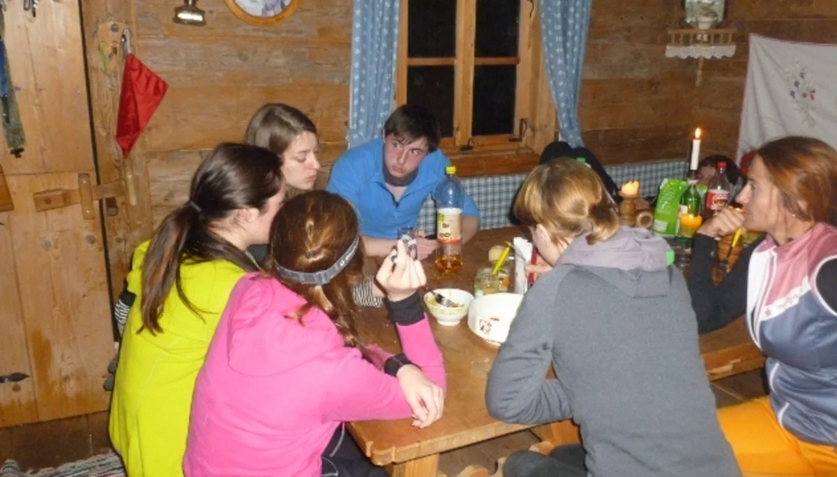Die Wettervorhersage war auch in diesem Jahr nicht eindeutig. Aber wir weil die JDAV schon im letzten Jahr gute Erfahrung gemacht hatte, sagte man sich auch für den diesjährigen Ostermix, dass Regen zu Hause in jedem Fall schlechter ist als Schneefall in den Bergen. Die erste 5-köpfige Gruppe startete am 28.03.2013 Richtung Saalfelden/Leogang. Für Gründonnerstag waren noch sehr gute Wetterverhältnisse vorhergesagt. Und das war auch so, denn die Boarder fanden bei herrlichem Wetter beste Pistenbedinungen vor und die Skitourengehern konnten das erstemal ein dieser Saison eine herrliche Firnabfahrt vom Seehorn geniesen. Den nächsten Tag verbrachte die JDAV Jugend nochmal im Skigebiet Leogang, wobei am Freitagabend, nach einem intensiven Klettertag an der Weissbachwand, die zweite Abordnung der JDAV Ausfahrtsgruppe dazu kam und die Gruppe nun mit neun Teilnehmern vollzählig war. Für den Karsamstag plante die JDAV Gruppe die ganz große Saalbach-Hinterglemm-Runde. Schon kurz vor 9 Uhr stand man an der ersten Gondel um dieses Projekt zu meistern. Mit insgesamt 21 Liftfahrten, 8000 hm Abfahrt und 48 km Wegstrecke war dieser Ski/Boardtag für alle ein tolles Erlebnis und auch eine tolle Leistung. Am einzigen richtigen Schlechtwettertag, dem Ostersonntag, waren die Teilnehmer nicht verlegen. Schnell wurden Ski und Board gegen die Kletterschuhe getauscht und man besuchte die neu erbaute Kletterhalle in Saalfelden. Lange Kletterrouten bis zum 9.ten Schwierigkeitsgrad erfreuten und fordeten die JDAV Klettercracks aus Dingolfing und jeder kletterte was möglich war, frei nach dem Motto: no limits! Der Ostermontag bescherte den Teilnehmer wieder blauen Himmel, Sonnenschein und wegen dem Schneefall vom Vortag nochmal traumhafte Abfahrtsverhältnisse. JDAV - Fazit Ostern 2013: Wieder ein MIX der besonderen Art mit Klettern-Skitouren-Alpinski/Board und kulinarischem Erlebnissen auf der Alm! -> Gefällt uns | © Die Wettervorhersage war auch in diesem Jahr nicht eindeutig. Aber wir weil die JDAV schon im letzten Jahr gute Erfahrung gemacht hatte, sagte man sich auch für den diesjährigen Ostermix, dass Regen zu Hause in jedem Fall schlechter ist als Schneefall in den Bergen. Die erste 5-köpfige Gruppe startete am 28.03.2013 Richtung Saalfelden/Leogang. Für Gründonnerstag waren noch sehr gute Wetterverhältnisse vorhergesagt. Und das war auch so, denn die Boarder fanden bei herrlichem Wetter beste Pistenbedinungen vor und die Skitourengehern konnten das erstemal ein dieser Saison eine herrliche Firnabfahrt vom Seehorn geniesen. Den nächsten Tag verbrachte die JDAV Jugend nochmal im Skigebiet Leogang, wobei am Freitagabend, nach einem intensiven Klettertag an der Weissbachwand, die zweite Abordnung der JDAV Ausfahrtsgruppe dazu kam und die Gruppe nun mit neun Teilnehmern vollzählig war. Für den Karsamstag plante die JDAV Gruppe die ganz große Saalbach-Hinterglemm-Runde. Schon kurz vor 9 Uhr stand man an der ersten Gondel um dieses Projekt zu meistern. Mit insgesamt 21 Liftfahrten, 8000 hm Abfahrt und 48 km Wegstrecke war dieser Ski/Boardtag für alle ein tolles Erlebnis und auch eine tolle Leistung. Am einzigen richtigen Schlechtwettertag, dem Ostersonntag, waren die Teilnehmer nicht verlegen. Schnell wurden Ski und Board gegen die Kletterschuhe getauscht und man besuchte die neu erbaute Kletterhalle in Saalfelden. Lange Kletterrouten bis zum 9.ten Schwierigkeitsgrad erfreuten und fordeten die JDAV Klettercracks aus Dingolfing und jeder kletterte was möglich war, frei nach dem Motto: no limits! Der Ostermontag bescherte den Teilnehmer wieder blauen Himmel, Sonnenschein und wegen dem Schneefall vom Vortag nochmal traumhafte Abfahrtsverhältnisse. JDAV - Fazit Ostern 2013: Wieder ein MIX der besonderen Art mit Klettern-Skitouren-Alpinski/Board und kulinarischem Erlebnissen auf der Alm! -> Gefällt uns