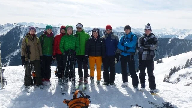 Die Wettervorhersage war auch in diesem Jahr nicht eindeutig. Aber wir weil die JDAV schon im letzten Jahr gute Erfahrung gemacht hatte, sagte man sich auch für den diesjährigen Ostermix, dass Regen zu Hause in jedem Fall schlechter ist als Schneefall in den Bergen. Die erste 5-köpfige Gruppe startete am 28.03.2013 Richtung Saalfelden/Leogang. Für Gründonnerstag waren noch sehr gute Wetterverhältnisse vorhergesagt. Und das war auch so, denn die Boarder fanden bei herrlichem Wetter beste Pistenbedinungen vor und die Skitourengehern konnten das erstemal ein dieser Saison eine herrliche Firnabfahrt vom Seehorn geniesen. Den nächsten Tag verbrachte die JDAV Jugend nochmal im Skigebiet Leogang, wobei am Freitagabend, nach einem intensiven Klettertag an der Weissbachwand, die zweite Abordnung der JDAV Ausfahrtsgruppe dazu kam und die Gruppe nun mit neun Teilnehmern vollzählig war. Für den Karsamstag plante die JDAV Gruppe die ganz große Saalbach-Hinterglemm-Runde. Schon kurz vor 9 Uhr stand man an der ersten Gondel um dieses Projekt zu meistern. Mit insgesamt 21 Liftfahrten, 8000 hm Abfahrt und 48 km Wegstrecke war dieser Ski/Boardtag für alle ein tolles Erlebnis und auch eine tolle Leistung. Am einzigen richtigen Schlechtwettertag, dem Ostersonntag, waren die Teilnehmer nicht verlegen. Schnell wurden Ski und Board gegen die Kletterschuhe getauscht und man besuchte die neu erbaute Kletterhalle in Saalfelden. Lange Kletterrouten bis zum 9.ten Schwierigkeitsgrad erfreuten und fordeten die JDAV Klettercracks aus Dingolfing und jeder kletterte was möglich war, frei nach dem Motto: no limits! Der Ostermontag bescherte den Teilnehmer wieder blauen Himmel, Sonnenschein und wegen dem Schneefall vom Vortag nochmal traumhafte Abfahrtsverhältnisse. JDAV - Fazit Ostern 2013: Wieder ein MIX der besonderen Art mit Klettern-Skitouren-Alpinski/Board und kulinarischem Erlebnissen auf der Alm! -> Gefällt uns | © Die Wettervorhersage war auch in diesem Jahr nicht eindeutig. Aber wir weil die JDAV schon im letzten Jahr gute Erfahrung gemacht hatte, sagte man sich auch für den diesjährigen Ostermix, dass Regen zu Hause in jedem Fall schlechter ist als Schneefall in den Bergen. Die erste 5-köpfige Gruppe startete am 28.03.2013 Richtung Saalfelden/Leogang. Für Gründonnerstag waren noch sehr gute Wetterverhältnisse vorhergesagt. Und das war auch so, denn die Boarder fanden bei herrlichem Wetter beste Pistenbedinungen vor und die Skitourengehern konnten das erstemal ein dieser Saison eine herrliche Firnabfahrt vom Seehorn geniesen. Den nächsten Tag verbrachte die JDAV Jugend nochmal im Skigebiet Leogang, wobei am Freitagabend, nach einem intensiven Klettertag an der Weissbachwand, die zweite Abordnung der JDAV Ausfahrtsgruppe dazu kam und die Gruppe nun mit neun Teilnehmern vollzählig war. Für den Karsamstag plante die JDAV Gruppe die ganz große Saalbach-Hinterglemm-Runde. Schon kurz vor 9 Uhr stand man an der ersten Gondel um dieses Projekt zu meistern. Mit insgesamt 21 Liftfahrten, 8000 hm Abfahrt und 48 km Wegstrecke war dieser Ski/Boardtag für alle ein tolles Erlebnis und auch eine tolle Leistung. Am einzigen richtigen Schlechtwettertag, dem Ostersonntag, waren die Teilnehmer nicht verlegen. Schnell wurden Ski und Board gegen die Kletterschuhe getauscht und man besuchte die neu erbaute Kletterhalle in Saalfelden. Lange Kletterrouten bis zum 9.ten Schwierigkeitsgrad erfreuten und fordeten die JDAV Klettercracks aus Dingolfing und jeder kletterte was möglich war, frei nach dem Motto: no limits! Der Ostermontag bescherte den Teilnehmer wieder blauen Himmel, Sonnenschein und wegen dem Schneefall vom Vortag nochmal traumhafte Abfahrtsverhältnisse. JDAV - Fazit Ostern 2013: Wieder ein MIX der besonderen Art mit Klettern-Skitouren-Alpinski/Board und kulinarischem Erlebnissen auf der Alm! -> Gefällt uns