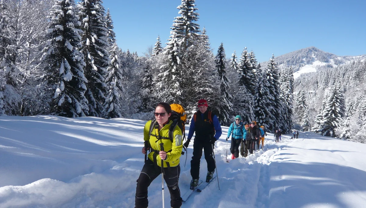Die Wettervorhersage war auch in diesem Jahr nicht eindeutig. Aber wir weil die JDAV schon im letzten Jahr gute Erfahrung gemacht hatte, sagte man sich auch für den diesjährigen Ostermix, dass Regen zu Hause in jedem Fall schlechter ist als Schneefall in den Bergen. Die erste 5-köpfige Gruppe startete am 28.03.2013 Richtung Saalfelden/Leogang. Für Gründonnerstag waren noch sehr gute Wetterverhältnisse vorhergesagt. Und das war auch so, denn die Boarder fanden bei herrlichem Wetter beste Pistenbedinungen vor und die Skitourengehern konnten das erstemal ein dieser Saison eine herrliche Firnabfahrt vom Seehorn geniesen. Den nächsten Tag verbrachte die JDAV Jugend nochmal im Skigebiet Leogang, wobei am Freitagabend, nach einem intensiven Klettertag an der Weissbachwand, die zweite Abordnung der JDAV Ausfahrtsgruppe dazu kam und die Gruppe nun mit neun Teilnehmern vollzählig war. Für den Karsamstag plante die JDAV Gruppe die ganz große Saalbach-Hinterglemm-Runde. Schon kurz vor 9 Uhr stand man an der ersten Gondel um dieses Projekt zu meistern. Mit insgesamt 21 Liftfahrten, 8000 hm Abfahrt und 48 km Wegstrecke war dieser Ski/Boardtag für alle ein tolles Erlebnis und auch eine tolle Leistung. Am einzigen richtigen Schlechtwettertag, dem Ostersonntag, waren die Teilnehmer nicht verlegen. Schnell wurden Ski und Board gegen die Kletterschuhe getauscht und man besuchte die neu erbaute Kletterhalle in Saalfelden. Lange Kletterrouten bis zum 9.ten Schwierigkeitsgrad erfreuten und fordeten die JDAV Klettercracks aus Dingolfing und jeder kletterte was möglich war, frei nach dem Motto: no limits! Der Ostermontag bescherte den Teilnehmer wieder blauen Himmel, Sonnenschein und wegen dem Schneefall vom Vortag nochmal traumhafte Abfahrtsverhältnisse. JDAV - Fazit Ostern 2013: Wieder ein MIX der besonderen Art mit Klettern-Skitouren-Alpinski/Board und kulinarischem Erlebnissen auf der Alm! -> Gefällt uns | © Die Wettervorhersage war auch in diesem Jahr nicht eindeutig. Aber wir weil die JDAV schon im letzten Jahr gute Erfahrung gemacht hatte, sagte man sich auch für den diesjährigen Ostermix, dass Regen zu Hause in jedem Fall schlechter ist als Schneefall in den Bergen. Die erste 5-köpfige Gruppe startete am 28.03.2013 Richtung Saalfelden/Leogang. Für Gründonnerstag waren noch sehr gute Wetterverhältnisse vorhergesagt. Und das war auch so, denn die Boarder fanden bei herrlichem Wetter beste Pistenbedinungen vor und die Skitourengehern konnten das erstemal ein dieser Saison eine herrliche Firnabfahrt vom Seehorn geniesen. Den nächsten Tag verbrachte die JDAV Jugend nochmal im Skigebiet Leogang, wobei am Freitagabend, nach einem intensiven Klettertag an der Weissbachwand, die zweite Abordnung der JDAV Ausfahrtsgruppe dazu kam und die Gruppe nun mit neun Teilnehmern vollzählig war. Für den Karsamstag plante die JDAV Gruppe die ganz große Saalbach-Hinterglemm-Runde. Schon kurz vor 9 Uhr stand man an der ersten Gondel um dieses Projekt zu meistern. Mit insgesamt 21 Liftfahrten, 8000 hm Abfahrt und 48 km Wegstrecke war dieser Ski/Boardtag für alle ein tolles Erlebnis und auch eine tolle Leistung. Am einzigen richtigen Schlechtwettertag, dem Ostersonntag, waren die Teilnehmer nicht verlegen. Schnell wurden Ski und Board gegen die Kletterschuhe getauscht und man besuchte die neu erbaute Kletterhalle in Saalfelden. Lange Kletterrouten bis zum 9.ten Schwierigkeitsgrad erfreuten und fordeten die JDAV Klettercracks aus Dingolfing und jeder kletterte was möglich war, frei nach dem Motto: no limits! Der Ostermontag bescherte den Teilnehmer wieder blauen Himmel, Sonnenschein und wegen dem Schneefall vom Vortag nochmal traumhafte Abfahrtsverhältnisse. JDAV - Fazit Ostern 2013: Wieder ein MIX der besonderen Art mit Klettern-Skitouren-Alpinski/Board und kulinarischem Erlebnissen auf der Alm! -> Gefällt uns