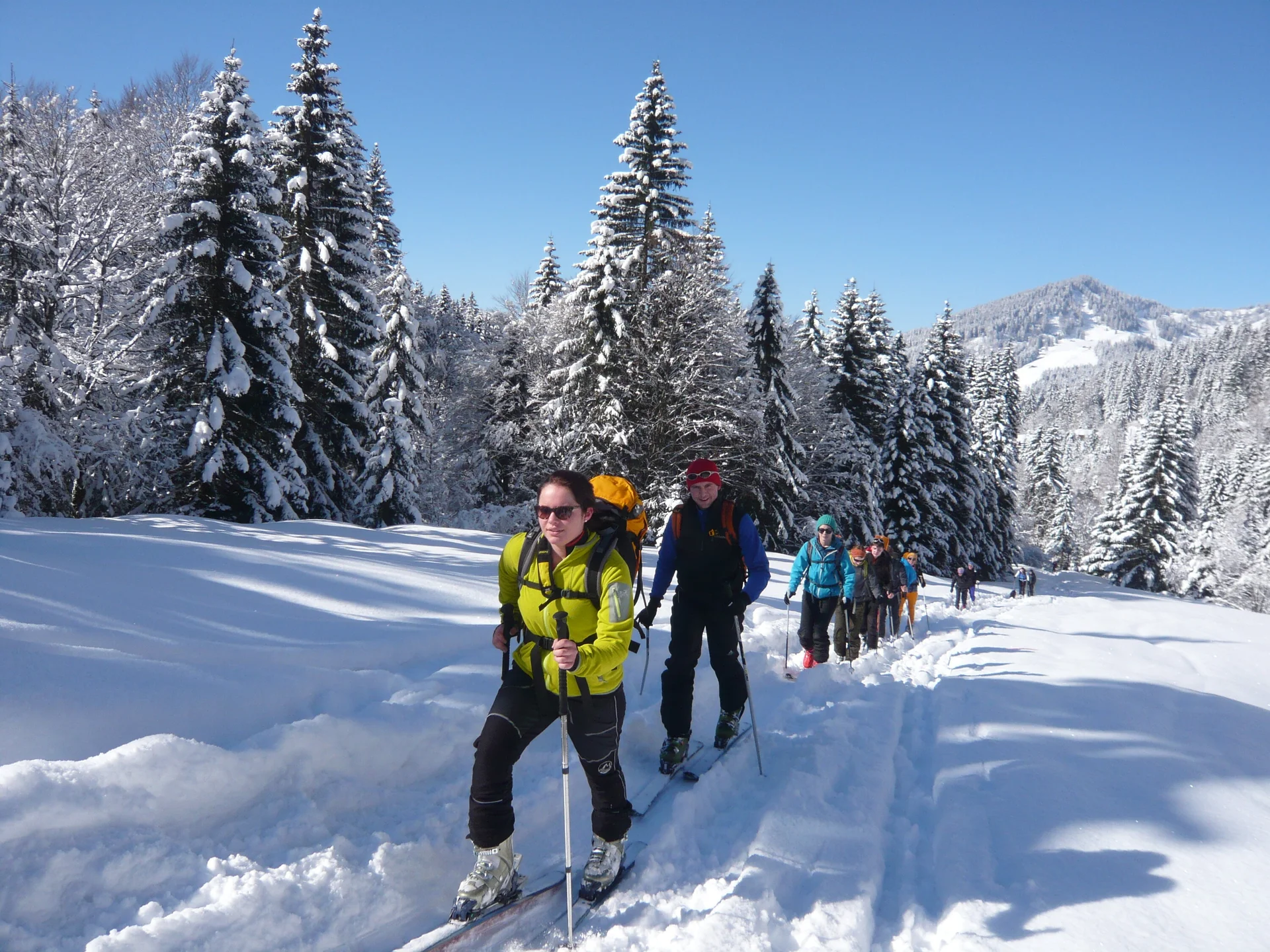 Die Wettervorhersage war auch in diesem Jahr nicht eindeutig. Aber wir weil die JDAV schon im letzten Jahr gute Erfahrung gemacht hatte, sagte man sich auch für den diesjährigen Ostermix, dass Regen zu Hause in jedem Fall schlechter ist als Schneefall in den Bergen. Die erste 5-köpfige Gruppe startete am 28.03.2013 Richtung Saalfelden/Leogang. Für Gründonnerstag waren noch sehr gute Wetterverhältnisse vorhergesagt. Und das war auch so, denn die Boarder fanden bei herrlichem Wetter beste Pistenbedinungen vor und die Skitourengehern konnten das erstemal ein dieser Saison eine herrliche Firnabfahrt vom Seehorn geniesen. Den nächsten Tag verbrachte die JDAV Jugend nochmal im Skigebiet Leogang, wobei am Freitagabend, nach einem intensiven Klettertag an der Weissbachwand, die zweite Abordnung der JDAV Ausfahrtsgruppe dazu kam und die Gruppe nun mit neun Teilnehmern vollzählig war. Für den Karsamstag plante die JDAV Gruppe die ganz große Saalbach-Hinterglemm-Runde. Schon kurz vor 9 Uhr stand man an der ersten Gondel um dieses Projekt zu meistern. Mit insgesamt 21 Liftfahrten, 8000 hm Abfahrt und 48 km Wegstrecke war dieser Ski/Boardtag für alle ein tolles Erlebnis und auch eine tolle Leistung. Am einzigen richtigen Schlechtwettertag, dem Ostersonntag, waren die Teilnehmer nicht verlegen. Schnell wurden Ski und Board gegen die Kletterschuhe getauscht und man besuchte die neu erbaute Kletterhalle in Saalfelden. Lange Kletterrouten bis zum 9.ten Schwierigkeitsgrad erfreuten und fordeten die JDAV Klettercracks aus Dingolfing und jeder kletterte was möglich war, frei nach dem Motto: no limits! Der Ostermontag bescherte den Teilnehmer wieder blauen Himmel, Sonnenschein und wegen dem Schneefall vom Vortag nochmal traumhafte Abfahrtsverhältnisse. JDAV - Fazit Ostern 2013: Wieder ein MIX der besonderen Art mit Klettern-Skitouren-Alpinski/Board und kulinarischem Erlebnissen auf der Alm! -> Gefällt uns | © Die Wettervorhersage war auch in diesem Jahr nicht eindeutig. Aber wir weil die JDAV schon im letzten Jahr gute Erfahrung gemacht hatte, sagte man sich auch für den diesjährigen Ostermix, dass Regen zu Hause in jedem Fall schlechter ist als Schneefall in den Bergen. Die erste 5-köpfige Gruppe startete am 28.03.2013 Richtung Saalfelden/Leogang. Für Gründonnerstag waren noch sehr gute Wetterverhältnisse vorhergesagt. Und das war auch so, denn die Boarder fanden bei herrlichem Wetter beste Pistenbedinungen vor und die Skitourengehern konnten das erstemal ein dieser Saison eine herrliche Firnabfahrt vom Seehorn geniesen. Den nächsten Tag verbrachte die JDAV Jugend nochmal im Skigebiet Leogang, wobei am Freitagabend, nach einem intensiven Klettertag an der Weissbachwand, die zweite Abordnung der JDAV Ausfahrtsgruppe dazu kam und die Gruppe nun mit neun Teilnehmern vollzählig war. Für den Karsamstag plante die JDAV Gruppe die ganz große Saalbach-Hinterglemm-Runde. Schon kurz vor 9 Uhr stand man an der ersten Gondel um dieses Projekt zu meistern. Mit insgesamt 21 Liftfahrten, 8000 hm Abfahrt und 48 km Wegstrecke war dieser Ski/Boardtag für alle ein tolles Erlebnis und auch eine tolle Leistung. Am einzigen richtigen Schlechtwettertag, dem Ostersonntag, waren die Teilnehmer nicht verlegen. Schnell wurden Ski und Board gegen die Kletterschuhe getauscht und man besuchte die neu erbaute Kletterhalle in Saalfelden. Lange Kletterrouten bis zum 9.ten Schwierigkeitsgrad erfreuten und fordeten die JDAV Klettercracks aus Dingolfing und jeder kletterte was möglich war, frei nach dem Motto: no limits! Der Ostermontag bescherte den Teilnehmer wieder blauen Himmel, Sonnenschein und wegen dem Schneefall vom Vortag nochmal traumhafte Abfahrtsverhältnisse. JDAV - Fazit Ostern 2013: Wieder ein MIX der besonderen Art mit Klettern-Skitouren-Alpinski/Board und kulinarischem Erlebnissen auf der Alm! -> Gefällt uns