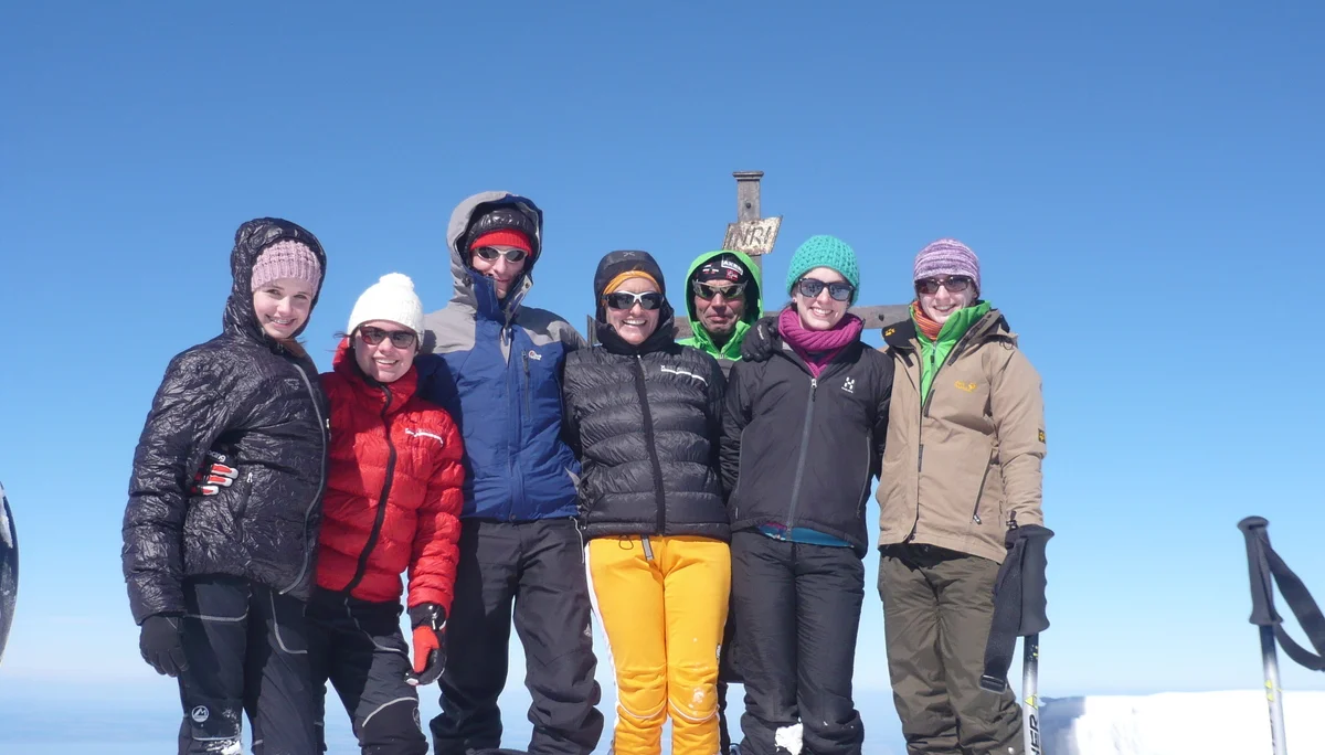 Die Wettervorhersage war auch in diesem Jahr nicht eindeutig. Aber wir weil die JDAV schon im letzten Jahr gute Erfahrung gemacht hatte, sagte man sich auch für den diesjährigen Ostermix, dass Regen zu Hause in jedem Fall schlechter ist als Schneefall in den Bergen. Die erste 5-köpfige Gruppe startete am 28.03.2013 Richtung Saalfelden/Leogang. Für Gründonnerstag waren noch sehr gute Wetterverhältnisse vorhergesagt. Und das war auch so, denn die Boarder fanden bei herrlichem Wetter beste Pistenbedinungen vor und die Skitourengehern konnten das erstemal ein dieser Saison eine herrliche Firnabfahrt vom Seehorn geniesen. Den nächsten Tag verbrachte die JDAV Jugend nochmal im Skigebiet Leogang, wobei am Freitagabend, nach einem intensiven Klettertag an der Weissbachwand, die zweite Abordnung der JDAV Ausfahrtsgruppe dazu kam und die Gruppe nun mit neun Teilnehmern vollzählig war. Für den Karsamstag plante die JDAV Gruppe die ganz große Saalbach-Hinterglemm-Runde. Schon kurz vor 9 Uhr stand man an der ersten Gondel um dieses Projekt zu meistern. Mit insgesamt 21 Liftfahrten, 8000 hm Abfahrt und 48 km Wegstrecke war dieser Ski/Boardtag für alle ein tolles Erlebnis und auch eine tolle Leistung. Am einzigen richtigen Schlechtwettertag, dem Ostersonntag, waren die Teilnehmer nicht verlegen. Schnell wurden Ski und Board gegen die Kletterschuhe getauscht und man besuchte die neu erbaute Kletterhalle in Saalfelden. Lange Kletterrouten bis zum 9.ten Schwierigkeitsgrad erfreuten und fordeten die JDAV Klettercracks aus Dingolfing und jeder kletterte was möglich war, frei nach dem Motto: no limits! Der Ostermontag bescherte den Teilnehmer wieder blauen Himmel, Sonnenschein und wegen dem Schneefall vom Vortag nochmal traumhafte Abfahrtsverhältnisse. JDAV - Fazit Ostern 2013: Wieder ein MIX der besonderen Art mit Klettern-Skitouren-Alpinski/Board und kulinarischem Erlebnissen auf der Alm! -> Gefällt uns | © Die Wettervorhersage war auch in diesem Jahr nicht eindeutig. Aber wir weil die JDAV schon im letzten Jahr gute Erfahrung gemacht hatte, sagte man sich auch für den diesjährigen Ostermix, dass Regen zu Hause in jedem Fall schlechter ist als Schneefall in den Bergen. Die erste 5-köpfige Gruppe startete am 28.03.2013 Richtung Saalfelden/Leogang. Für Gründonnerstag waren noch sehr gute Wetterverhältnisse vorhergesagt. Und das war auch so, denn die Boarder fanden bei herrlichem Wetter beste Pistenbedinungen vor und die Skitourengehern konnten das erstemal ein dieser Saison eine herrliche Firnabfahrt vom Seehorn geniesen. Den nächsten Tag verbrachte die JDAV Jugend nochmal im Skigebiet Leogang, wobei am Freitagabend, nach einem intensiven Klettertag an der Weissbachwand, die zweite Abordnung der JDAV Ausfahrtsgruppe dazu kam und die Gruppe nun mit neun Teilnehmern vollzählig war. Für den Karsamstag plante die JDAV Gruppe die ganz große Saalbach-Hinterglemm-Runde. Schon kurz vor 9 Uhr stand man an der ersten Gondel um dieses Projekt zu meistern. Mit insgesamt 21 Liftfahrten, 8000 hm Abfahrt und 48 km Wegstrecke war dieser Ski/Boardtag für alle ein tolles Erlebnis und auch eine tolle Leistung. Am einzigen richtigen Schlechtwettertag, dem Ostersonntag, waren die Teilnehmer nicht verlegen. Schnell wurden Ski und Board gegen die Kletterschuhe getauscht und man besuchte die neu erbaute Kletterhalle in Saalfelden. Lange Kletterrouten bis zum 9.ten Schwierigkeitsgrad erfreuten und fordeten die JDAV Klettercracks aus Dingolfing und jeder kletterte was möglich war, frei nach dem Motto: no limits! Der Ostermontag bescherte den Teilnehmer wieder blauen Himmel, Sonnenschein und wegen dem Schneefall vom Vortag nochmal traumhafte Abfahrtsverhältnisse. JDAV - Fazit Ostern 2013: Wieder ein MIX der besonderen Art mit Klettern-Skitouren-Alpinski/Board und kulinarischem Erlebnissen auf der Alm! -> Gefällt uns