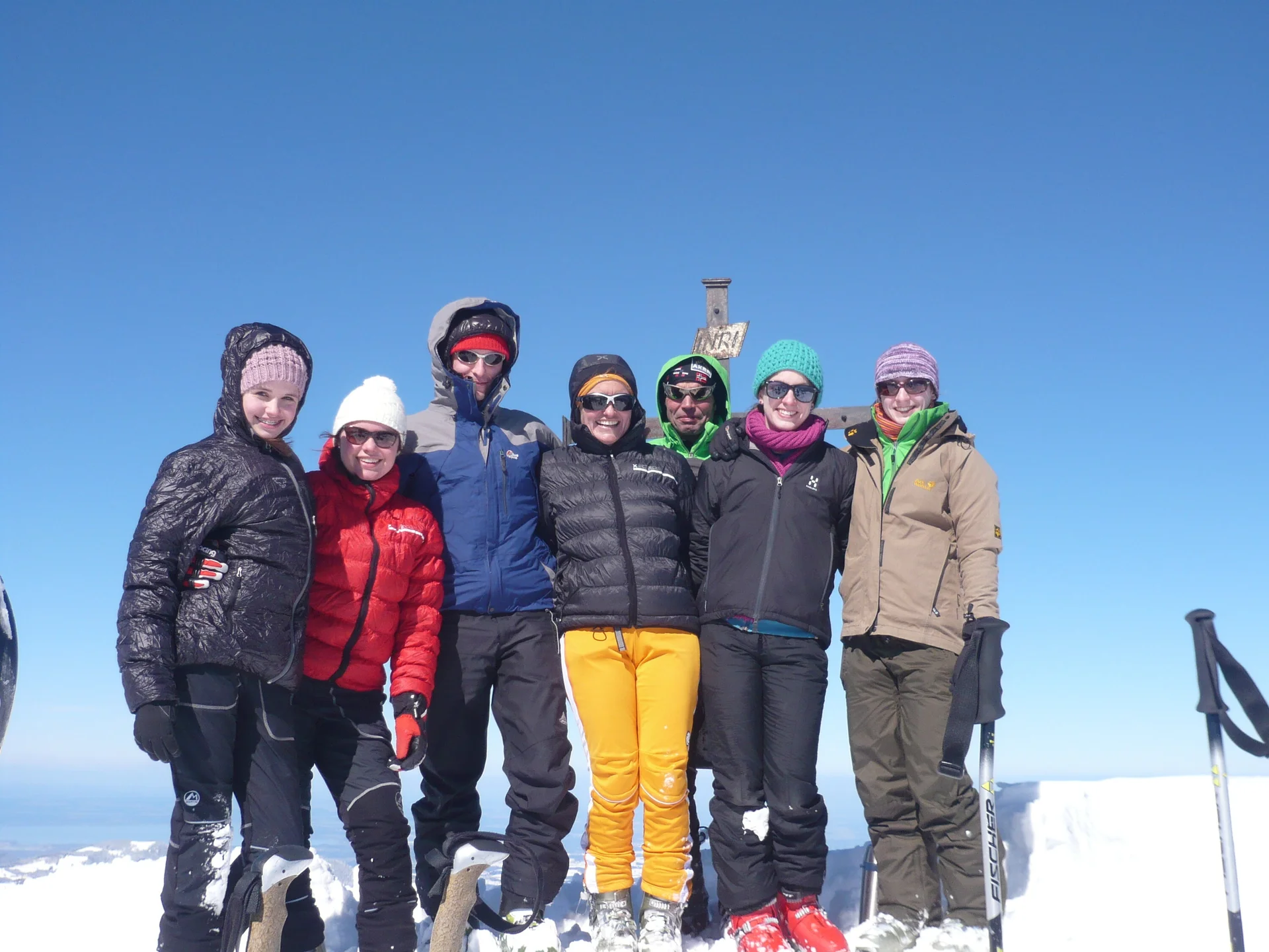 Die Wettervorhersage war auch in diesem Jahr nicht eindeutig. Aber wir weil die JDAV schon im letzten Jahr gute Erfahrung gemacht hatte, sagte man sich auch für den diesjährigen Ostermix, dass Regen zu Hause in jedem Fall schlechter ist als Schneefall in den Bergen. Die erste 5-köpfige Gruppe startete am 28.03.2013 Richtung Saalfelden/Leogang. Für Gründonnerstag waren noch sehr gute Wetterverhältnisse vorhergesagt. Und das war auch so, denn die Boarder fanden bei herrlichem Wetter beste Pistenbedinungen vor und die Skitourengehern konnten das erstemal ein dieser Saison eine herrliche Firnabfahrt vom Seehorn geniesen. Den nächsten Tag verbrachte die JDAV Jugend nochmal im Skigebiet Leogang, wobei am Freitagabend, nach einem intensiven Klettertag an der Weissbachwand, die zweite Abordnung der JDAV Ausfahrtsgruppe dazu kam und die Gruppe nun mit neun Teilnehmern vollzählig war. Für den Karsamstag plante die JDAV Gruppe die ganz große Saalbach-Hinterglemm-Runde. Schon kurz vor 9 Uhr stand man an der ersten Gondel um dieses Projekt zu meistern. Mit insgesamt 21 Liftfahrten, 8000 hm Abfahrt und 48 km Wegstrecke war dieser Ski/Boardtag für alle ein tolles Erlebnis und auch eine tolle Leistung. Am einzigen richtigen Schlechtwettertag, dem Ostersonntag, waren die Teilnehmer nicht verlegen. Schnell wurden Ski und Board gegen die Kletterschuhe getauscht und man besuchte die neu erbaute Kletterhalle in Saalfelden. Lange Kletterrouten bis zum 9.ten Schwierigkeitsgrad erfreuten und fordeten die JDAV Klettercracks aus Dingolfing und jeder kletterte was möglich war, frei nach dem Motto: no limits! Der Ostermontag bescherte den Teilnehmer wieder blauen Himmel, Sonnenschein und wegen dem Schneefall vom Vortag nochmal traumhafte Abfahrtsverhältnisse. JDAV - Fazit Ostern 2013: Wieder ein MIX der besonderen Art mit Klettern-Skitouren-Alpinski/Board und kulinarischem Erlebnissen auf der Alm! -> Gefällt uns | © Die Wettervorhersage war auch in diesem Jahr nicht eindeutig. Aber wir weil die JDAV schon im letzten Jahr gute Erfahrung gemacht hatte, sagte man sich auch für den diesjährigen Ostermix, dass Regen zu Hause in jedem Fall schlechter ist als Schneefall in den Bergen. Die erste 5-köpfige Gruppe startete am 28.03.2013 Richtung Saalfelden/Leogang. Für Gründonnerstag waren noch sehr gute Wetterverhältnisse vorhergesagt. Und das war auch so, denn die Boarder fanden bei herrlichem Wetter beste Pistenbedinungen vor und die Skitourengehern konnten das erstemal ein dieser Saison eine herrliche Firnabfahrt vom Seehorn geniesen. Den nächsten Tag verbrachte die JDAV Jugend nochmal im Skigebiet Leogang, wobei am Freitagabend, nach einem intensiven Klettertag an der Weissbachwand, die zweite Abordnung der JDAV Ausfahrtsgruppe dazu kam und die Gruppe nun mit neun Teilnehmern vollzählig war. Für den Karsamstag plante die JDAV Gruppe die ganz große Saalbach-Hinterglemm-Runde. Schon kurz vor 9 Uhr stand man an der ersten Gondel um dieses Projekt zu meistern. Mit insgesamt 21 Liftfahrten, 8000 hm Abfahrt und 48 km Wegstrecke war dieser Ski/Boardtag für alle ein tolles Erlebnis und auch eine tolle Leistung. Am einzigen richtigen Schlechtwettertag, dem Ostersonntag, waren die Teilnehmer nicht verlegen. Schnell wurden Ski und Board gegen die Kletterschuhe getauscht und man besuchte die neu erbaute Kletterhalle in Saalfelden. Lange Kletterrouten bis zum 9.ten Schwierigkeitsgrad erfreuten und fordeten die JDAV Klettercracks aus Dingolfing und jeder kletterte was möglich war, frei nach dem Motto: no limits! Der Ostermontag bescherte den Teilnehmer wieder blauen Himmel, Sonnenschein und wegen dem Schneefall vom Vortag nochmal traumhafte Abfahrtsverhältnisse. JDAV - Fazit Ostern 2013: Wieder ein MIX der besonderen Art mit Klettern-Skitouren-Alpinski/Board und kulinarischem Erlebnissen auf der Alm! -> Gefällt uns