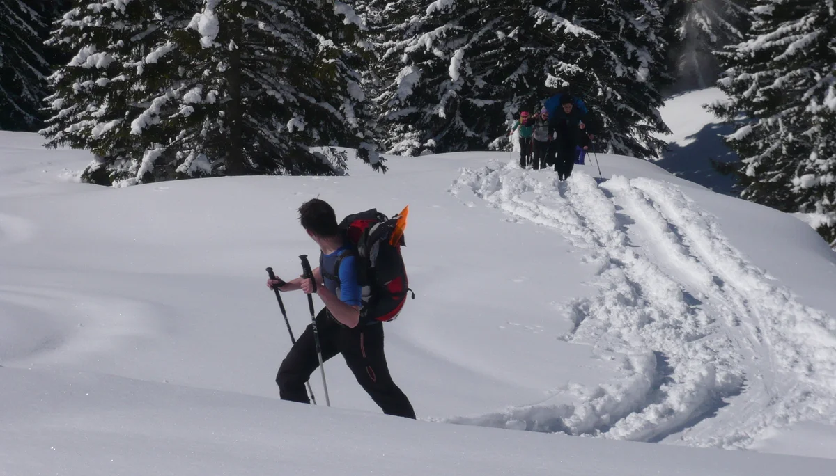 Die Wettervorhersage war auch in diesem Jahr nicht eindeutig. Aber wir weil die JDAV schon im letzten Jahr gute Erfahrung gemacht hatte, sagte man sich auch für den diesjährigen Ostermix, dass Regen zu Hause in jedem Fall schlechter ist als Schneefall in den Bergen. Die erste 5-köpfige Gruppe startete am 28.03.2013 Richtung Saalfelden/Leogang. Für Gründonnerstag waren noch sehr gute Wetterverhältnisse vorhergesagt. Und das war auch so, denn die Boarder fanden bei herrlichem Wetter beste Pistenbedinungen vor und die Skitourengehern konnten das erstemal ein dieser Saison eine herrliche Firnabfahrt vom Seehorn geniesen. Den nächsten Tag verbrachte die JDAV Jugend nochmal im Skigebiet Leogang, wobei am Freitagabend, nach einem intensiven Klettertag an der Weissbachwand, die zweite Abordnung der JDAV Ausfahrtsgruppe dazu kam und die Gruppe nun mit neun Teilnehmern vollzählig war. Für den Karsamstag plante die JDAV Gruppe die ganz große Saalbach-Hinterglemm-Runde. Schon kurz vor 9 Uhr stand man an der ersten Gondel um dieses Projekt zu meistern. Mit insgesamt 21 Liftfahrten, 8000 hm Abfahrt und 48 km Wegstrecke war dieser Ski/Boardtag für alle ein tolles Erlebnis und auch eine tolle Leistung. Am einzigen richtigen Schlechtwettertag, dem Ostersonntag, waren die Teilnehmer nicht verlegen. Schnell wurden Ski und Board gegen die Kletterschuhe getauscht und man besuchte die neu erbaute Kletterhalle in Saalfelden. Lange Kletterrouten bis zum 9.ten Schwierigkeitsgrad erfreuten und fordeten die JDAV Klettercracks aus Dingolfing und jeder kletterte was möglich war, frei nach dem Motto: no limits! Der Ostermontag bescherte den Teilnehmer wieder blauen Himmel, Sonnenschein und wegen dem Schneefall vom Vortag nochmal traumhafte Abfahrtsverhältnisse. JDAV - Fazit Ostern 2013: Wieder ein MIX der besonderen Art mit Klettern-Skitouren-Alpinski/Board und kulinarischem Erlebnissen auf der Alm! -> Gefällt uns | © Die Wettervorhersage war auch in diesem Jahr nicht eindeutig. Aber wir weil die JDAV schon im letzten Jahr gute Erfahrung gemacht hatte, sagte man sich auch für den diesjährigen Ostermix, dass Regen zu Hause in jedem Fall schlechter ist als Schneefall in den Bergen. Die erste 5-köpfige Gruppe startete am 28.03.2013 Richtung Saalfelden/Leogang. Für Gründonnerstag waren noch sehr gute Wetterverhältnisse vorhergesagt. Und das war auch so, denn die Boarder fanden bei herrlichem Wetter beste Pistenbedinungen vor und die Skitourengehern konnten das erstemal ein dieser Saison eine herrliche Firnabfahrt vom Seehorn geniesen. Den nächsten Tag verbrachte die JDAV Jugend nochmal im Skigebiet Leogang, wobei am Freitagabend, nach einem intensiven Klettertag an der Weissbachwand, die zweite Abordnung der JDAV Ausfahrtsgruppe dazu kam und die Gruppe nun mit neun Teilnehmern vollzählig war. Für den Karsamstag plante die JDAV Gruppe die ganz große Saalbach-Hinterglemm-Runde. Schon kurz vor 9 Uhr stand man an der ersten Gondel um dieses Projekt zu meistern. Mit insgesamt 21 Liftfahrten, 8000 hm Abfahrt und 48 km Wegstrecke war dieser Ski/Boardtag für alle ein tolles Erlebnis und auch eine tolle Leistung. Am einzigen richtigen Schlechtwettertag, dem Ostersonntag, waren die Teilnehmer nicht verlegen. Schnell wurden Ski und Board gegen die Kletterschuhe getauscht und man besuchte die neu erbaute Kletterhalle in Saalfelden. Lange Kletterrouten bis zum 9.ten Schwierigkeitsgrad erfreuten und fordeten die JDAV Klettercracks aus Dingolfing und jeder kletterte was möglich war, frei nach dem Motto: no limits! Der Ostermontag bescherte den Teilnehmer wieder blauen Himmel, Sonnenschein und wegen dem Schneefall vom Vortag nochmal traumhafte Abfahrtsverhältnisse. JDAV - Fazit Ostern 2013: Wieder ein MIX der besonderen Art mit Klettern-Skitouren-Alpinski/Board und kulinarischem Erlebnissen auf der Alm! -> Gefällt uns