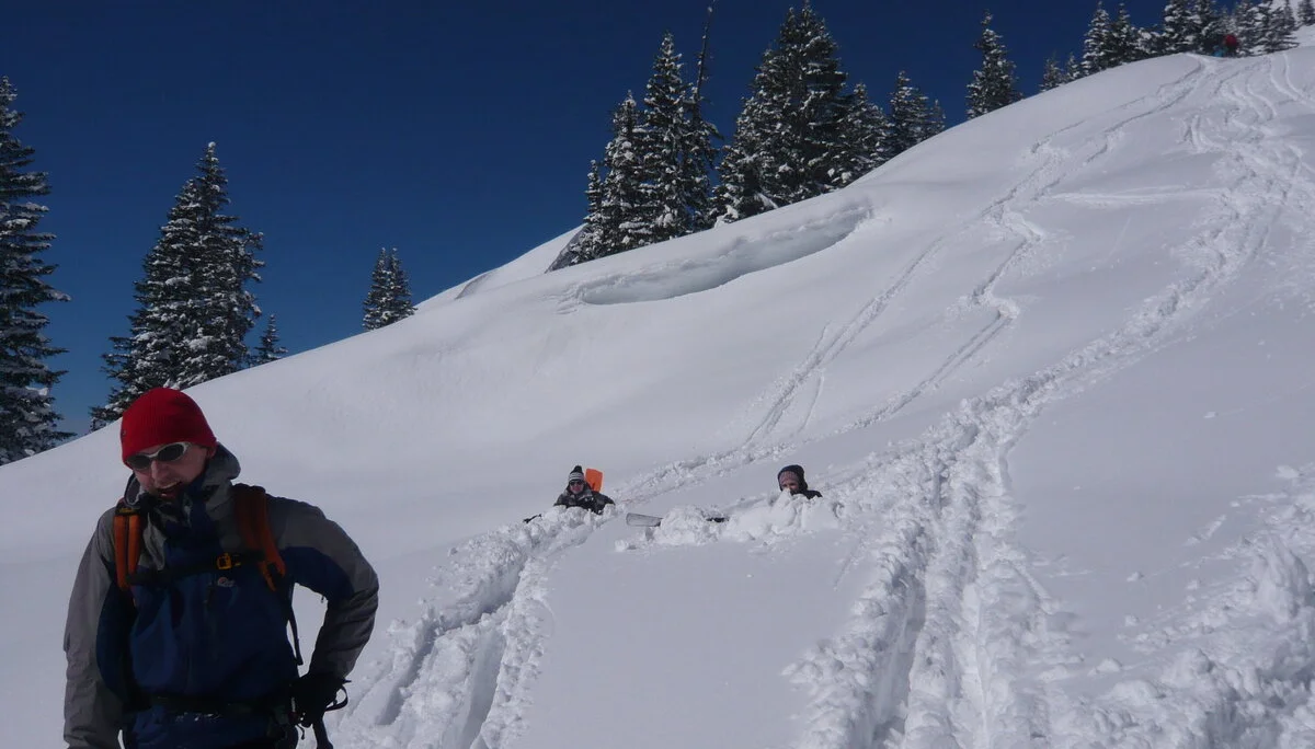 Die Wettervorhersage war auch in diesem Jahr nicht eindeutig. Aber wir weil die JDAV schon im letzten Jahr gute Erfahrung gemacht hatte, sagte man sich auch für den diesjährigen Ostermix, dass Regen zu Hause in jedem Fall schlechter ist als Schneefall in den Bergen. Die erste 5-köpfige Gruppe startete am 28.03.2013 Richtung Saalfelden/Leogang. Für Gründonnerstag waren noch sehr gute Wetterverhältnisse vorhergesagt. Und das war auch so, denn die Boarder fanden bei herrlichem Wetter beste Pistenbedinungen vor und die Skitourengehern konnten das erstemal ein dieser Saison eine herrliche Firnabfahrt vom Seehorn geniesen. Den nächsten Tag verbrachte die JDAV Jugend nochmal im Skigebiet Leogang, wobei am Freitagabend, nach einem intensiven Klettertag an der Weissbachwand, die zweite Abordnung der JDAV Ausfahrtsgruppe dazu kam und die Gruppe nun mit neun Teilnehmern vollzählig war. Für den Karsamstag plante die JDAV Gruppe die ganz große Saalbach-Hinterglemm-Runde. Schon kurz vor 9 Uhr stand man an der ersten Gondel um dieses Projekt zu meistern. Mit insgesamt 21 Liftfahrten, 8000 hm Abfahrt und 48 km Wegstrecke war dieser Ski/Boardtag für alle ein tolles Erlebnis und auch eine tolle Leistung. Am einzigen richtigen Schlechtwettertag, dem Ostersonntag, waren die Teilnehmer nicht verlegen. Schnell wurden Ski und Board gegen die Kletterschuhe getauscht und man besuchte die neu erbaute Kletterhalle in Saalfelden. Lange Kletterrouten bis zum 9.ten Schwierigkeitsgrad erfreuten und fordeten die JDAV Klettercracks aus Dingolfing und jeder kletterte was möglich war, frei nach dem Motto: no limits! Der Ostermontag bescherte den Teilnehmer wieder blauen Himmel, Sonnenschein und wegen dem Schneefall vom Vortag nochmal traumhafte Abfahrtsverhältnisse. JDAV - Fazit Ostern 2013: Wieder ein MIX der besonderen Art mit Klettern-Skitouren-Alpinski/Board und kulinarischem Erlebnissen auf der Alm! -> Gefällt uns | © Die Wettervorhersage war auch in diesem Jahr nicht eindeutig. Aber wir weil die JDAV schon im letzten Jahr gute Erfahrung gemacht hatte, sagte man sich auch für den diesjährigen Ostermix, dass Regen zu Hause in jedem Fall schlechter ist als Schneefall in den Bergen. Die erste 5-köpfige Gruppe startete am 28.03.2013 Richtung Saalfelden/Leogang. Für Gründonnerstag waren noch sehr gute Wetterverhältnisse vorhergesagt. Und das war auch so, denn die Boarder fanden bei herrlichem Wetter beste Pistenbedinungen vor und die Skitourengehern konnten das erstemal ein dieser Saison eine herrliche Firnabfahrt vom Seehorn geniesen. Den nächsten Tag verbrachte die JDAV Jugend nochmal im Skigebiet Leogang, wobei am Freitagabend, nach einem intensiven Klettertag an der Weissbachwand, die zweite Abordnung der JDAV Ausfahrtsgruppe dazu kam und die Gruppe nun mit neun Teilnehmern vollzählig war. Für den Karsamstag plante die JDAV Gruppe die ganz große Saalbach-Hinterglemm-Runde. Schon kurz vor 9 Uhr stand man an der ersten Gondel um dieses Projekt zu meistern. Mit insgesamt 21 Liftfahrten, 8000 hm Abfahrt und 48 km Wegstrecke war dieser Ski/Boardtag für alle ein tolles Erlebnis und auch eine tolle Leistung. Am einzigen richtigen Schlechtwettertag, dem Ostersonntag, waren die Teilnehmer nicht verlegen. Schnell wurden Ski und Board gegen die Kletterschuhe getauscht und man besuchte die neu erbaute Kletterhalle in Saalfelden. Lange Kletterrouten bis zum 9.ten Schwierigkeitsgrad erfreuten und fordeten die JDAV Klettercracks aus Dingolfing und jeder kletterte was möglich war, frei nach dem Motto: no limits! Der Ostermontag bescherte den Teilnehmer wieder blauen Himmel, Sonnenschein und wegen dem Schneefall vom Vortag nochmal traumhafte Abfahrtsverhältnisse. JDAV - Fazit Ostern 2013: Wieder ein MIX der besonderen Art mit Klettern-Skitouren-Alpinski/Board und kulinarischem Erlebnissen auf der Alm! -> Gefällt uns