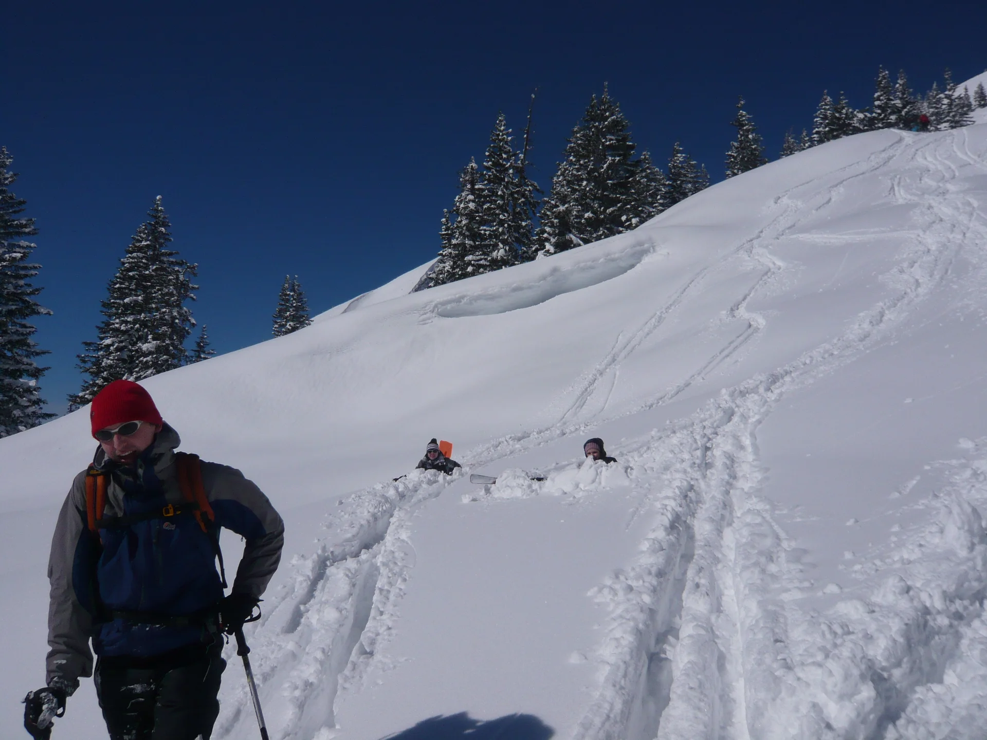 Die Wettervorhersage war auch in diesem Jahr nicht eindeutig. Aber wir weil die JDAV schon im letzten Jahr gute Erfahrung gemacht hatte, sagte man sich auch für den diesjährigen Ostermix, dass Regen zu Hause in jedem Fall schlechter ist als Schneefall in den Bergen. Die erste 5-köpfige Gruppe startete am 28.03.2013 Richtung Saalfelden/Leogang. Für Gründonnerstag waren noch sehr gute Wetterverhältnisse vorhergesagt. Und das war auch so, denn die Boarder fanden bei herrlichem Wetter beste Pistenbedinungen vor und die Skitourengehern konnten das erstemal ein dieser Saison eine herrliche Firnabfahrt vom Seehorn geniesen. Den nächsten Tag verbrachte die JDAV Jugend nochmal im Skigebiet Leogang, wobei am Freitagabend, nach einem intensiven Klettertag an der Weissbachwand, die zweite Abordnung der JDAV Ausfahrtsgruppe dazu kam und die Gruppe nun mit neun Teilnehmern vollzählig war. Für den Karsamstag plante die JDAV Gruppe die ganz große Saalbach-Hinterglemm-Runde. Schon kurz vor 9 Uhr stand man an der ersten Gondel um dieses Projekt zu meistern. Mit insgesamt 21 Liftfahrten, 8000 hm Abfahrt und 48 km Wegstrecke war dieser Ski/Boardtag für alle ein tolles Erlebnis und auch eine tolle Leistung. Am einzigen richtigen Schlechtwettertag, dem Ostersonntag, waren die Teilnehmer nicht verlegen. Schnell wurden Ski und Board gegen die Kletterschuhe getauscht und man besuchte die neu erbaute Kletterhalle in Saalfelden. Lange Kletterrouten bis zum 9.ten Schwierigkeitsgrad erfreuten und fordeten die JDAV Klettercracks aus Dingolfing und jeder kletterte was möglich war, frei nach dem Motto: no limits! Der Ostermontag bescherte den Teilnehmer wieder blauen Himmel, Sonnenschein und wegen dem Schneefall vom Vortag nochmal traumhafte Abfahrtsverhältnisse. JDAV - Fazit Ostern 2013: Wieder ein MIX der besonderen Art mit Klettern-Skitouren-Alpinski/Board und kulinarischem Erlebnissen auf der Alm! -> Gefällt uns | © Die Wettervorhersage war auch in diesem Jahr nicht eindeutig. Aber wir weil die JDAV schon im letzten Jahr gute Erfahrung gemacht hatte, sagte man sich auch für den diesjährigen Ostermix, dass Regen zu Hause in jedem Fall schlechter ist als Schneefall in den Bergen. Die erste 5-köpfige Gruppe startete am 28.03.2013 Richtung Saalfelden/Leogang. Für Gründonnerstag waren noch sehr gute Wetterverhältnisse vorhergesagt. Und das war auch so, denn die Boarder fanden bei herrlichem Wetter beste Pistenbedinungen vor und die Skitourengehern konnten das erstemal ein dieser Saison eine herrliche Firnabfahrt vom Seehorn geniesen. Den nächsten Tag verbrachte die JDAV Jugend nochmal im Skigebiet Leogang, wobei am Freitagabend, nach einem intensiven Klettertag an der Weissbachwand, die zweite Abordnung der JDAV Ausfahrtsgruppe dazu kam und die Gruppe nun mit neun Teilnehmern vollzählig war. Für den Karsamstag plante die JDAV Gruppe die ganz große Saalbach-Hinterglemm-Runde. Schon kurz vor 9 Uhr stand man an der ersten Gondel um dieses Projekt zu meistern. Mit insgesamt 21 Liftfahrten, 8000 hm Abfahrt und 48 km Wegstrecke war dieser Ski/Boardtag für alle ein tolles Erlebnis und auch eine tolle Leistung. Am einzigen richtigen Schlechtwettertag, dem Ostersonntag, waren die Teilnehmer nicht verlegen. Schnell wurden Ski und Board gegen die Kletterschuhe getauscht und man besuchte die neu erbaute Kletterhalle in Saalfelden. Lange Kletterrouten bis zum 9.ten Schwierigkeitsgrad erfreuten und fordeten die JDAV Klettercracks aus Dingolfing und jeder kletterte was möglich war, frei nach dem Motto: no limits! Der Ostermontag bescherte den Teilnehmer wieder blauen Himmel, Sonnenschein und wegen dem Schneefall vom Vortag nochmal traumhafte Abfahrtsverhältnisse. JDAV - Fazit Ostern 2013: Wieder ein MIX der besonderen Art mit Klettern-Skitouren-Alpinski/Board und kulinarischem Erlebnissen auf der Alm! -> Gefällt uns