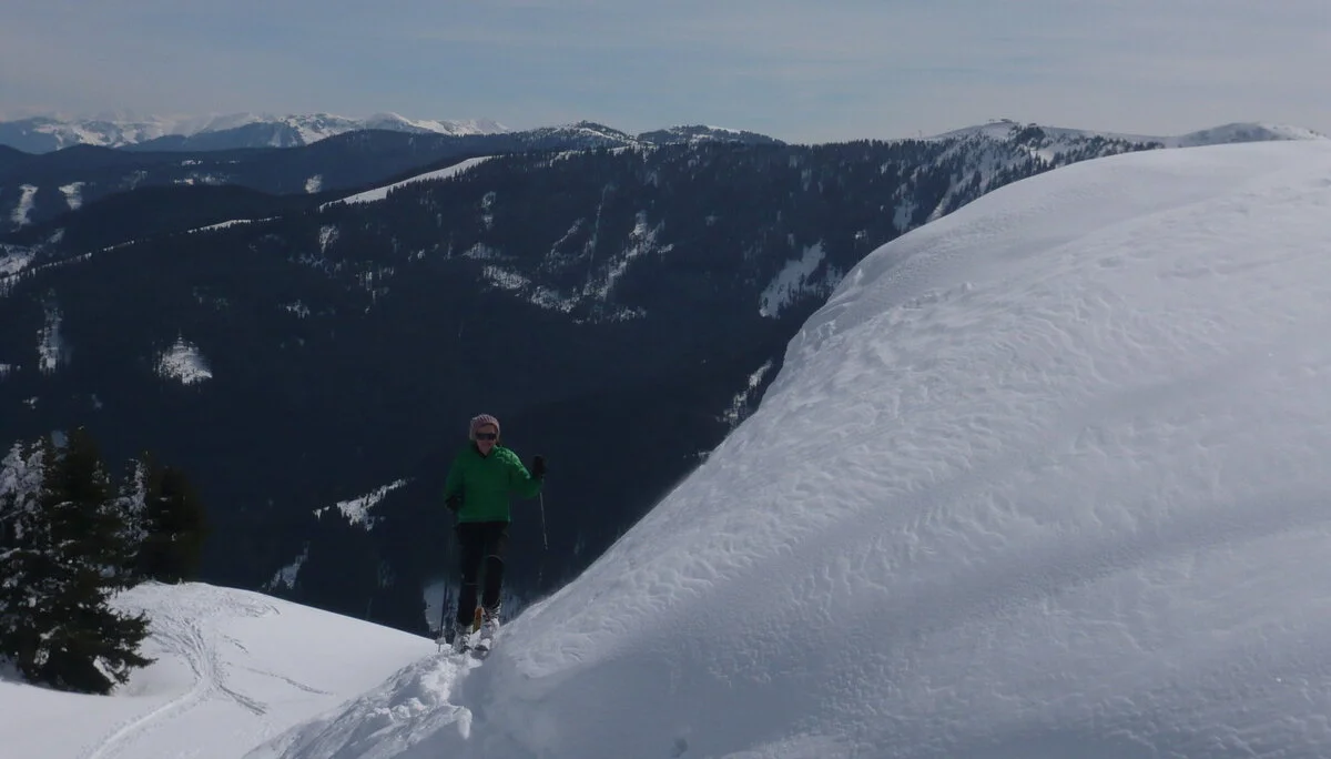 Die Wettervorhersage war auch in diesem Jahr nicht eindeutig. Aber wir weil die JDAV schon im letzten Jahr gute Erfahrung gemacht hatte, sagte man sich auch für den diesjährigen Ostermix, dass Regen zu Hause in jedem Fall schlechter ist als Schneefall in den Bergen. Die erste 5-köpfige Gruppe startete am 28.03.2013 Richtung Saalfelden/Leogang. Für Gründonnerstag waren noch sehr gute Wetterverhältnisse vorhergesagt. Und das war auch so, denn die Boarder fanden bei herrlichem Wetter beste Pistenbedinungen vor und die Skitourengehern konnten das erstemal ein dieser Saison eine herrliche Firnabfahrt vom Seehorn geniesen. Den nächsten Tag verbrachte die JDAV Jugend nochmal im Skigebiet Leogang, wobei am Freitagabend, nach einem intensiven Klettertag an der Weissbachwand, die zweite Abordnung der JDAV Ausfahrtsgruppe dazu kam und die Gruppe nun mit neun Teilnehmern vollzählig war. Für den Karsamstag plante die JDAV Gruppe die ganz große Saalbach-Hinterglemm-Runde. Schon kurz vor 9 Uhr stand man an der ersten Gondel um dieses Projekt zu meistern. Mit insgesamt 21 Liftfahrten, 8000 hm Abfahrt und 48 km Wegstrecke war dieser Ski/Boardtag für alle ein tolles Erlebnis und auch eine tolle Leistung. Am einzigen richtigen Schlechtwettertag, dem Ostersonntag, waren die Teilnehmer nicht verlegen. Schnell wurden Ski und Board gegen die Kletterschuhe getauscht und man besuchte die neu erbaute Kletterhalle in Saalfelden. Lange Kletterrouten bis zum 9.ten Schwierigkeitsgrad erfreuten und fordeten die JDAV Klettercracks aus Dingolfing und jeder kletterte was möglich war, frei nach dem Motto: no limits! Der Ostermontag bescherte den Teilnehmer wieder blauen Himmel, Sonnenschein und wegen dem Schneefall vom Vortag nochmal traumhafte Abfahrtsverhältnisse. JDAV - Fazit Ostern 2013: Wieder ein MIX der besonderen Art mit Klettern-Skitouren-Alpinski/Board und kulinarischem Erlebnissen auf der Alm! -> Gefällt uns | © Die Wettervorhersage war auch in diesem Jahr nicht eindeutig. Aber wir weil die JDAV schon im letzten Jahr gute Erfahrung gemacht hatte, sagte man sich auch für den diesjährigen Ostermix, dass Regen zu Hause in jedem Fall schlechter ist als Schneefall in den Bergen. Die erste 5-köpfige Gruppe startete am 28.03.2013 Richtung Saalfelden/Leogang. Für Gründonnerstag waren noch sehr gute Wetterverhältnisse vorhergesagt. Und das war auch so, denn die Boarder fanden bei herrlichem Wetter beste Pistenbedinungen vor und die Skitourengehern konnten das erstemal ein dieser Saison eine herrliche Firnabfahrt vom Seehorn geniesen. Den nächsten Tag verbrachte die JDAV Jugend nochmal im Skigebiet Leogang, wobei am Freitagabend, nach einem intensiven Klettertag an der Weissbachwand, die zweite Abordnung der JDAV Ausfahrtsgruppe dazu kam und die Gruppe nun mit neun Teilnehmern vollzählig war. Für den Karsamstag plante die JDAV Gruppe die ganz große Saalbach-Hinterglemm-Runde. Schon kurz vor 9 Uhr stand man an der ersten Gondel um dieses Projekt zu meistern. Mit insgesamt 21 Liftfahrten, 8000 hm Abfahrt und 48 km Wegstrecke war dieser Ski/Boardtag für alle ein tolles Erlebnis und auch eine tolle Leistung. Am einzigen richtigen Schlechtwettertag, dem Ostersonntag, waren die Teilnehmer nicht verlegen. Schnell wurden Ski und Board gegen die Kletterschuhe getauscht und man besuchte die neu erbaute Kletterhalle in Saalfelden. Lange Kletterrouten bis zum 9.ten Schwierigkeitsgrad erfreuten und fordeten die JDAV Klettercracks aus Dingolfing und jeder kletterte was möglich war, frei nach dem Motto: no limits! Der Ostermontag bescherte den Teilnehmer wieder blauen Himmel, Sonnenschein und wegen dem Schneefall vom Vortag nochmal traumhafte Abfahrtsverhältnisse. JDAV - Fazit Ostern 2013: Wieder ein MIX der besonderen Art mit Klettern-Skitouren-Alpinski/Board und kulinarischem Erlebnissen auf der Alm! -> Gefällt uns