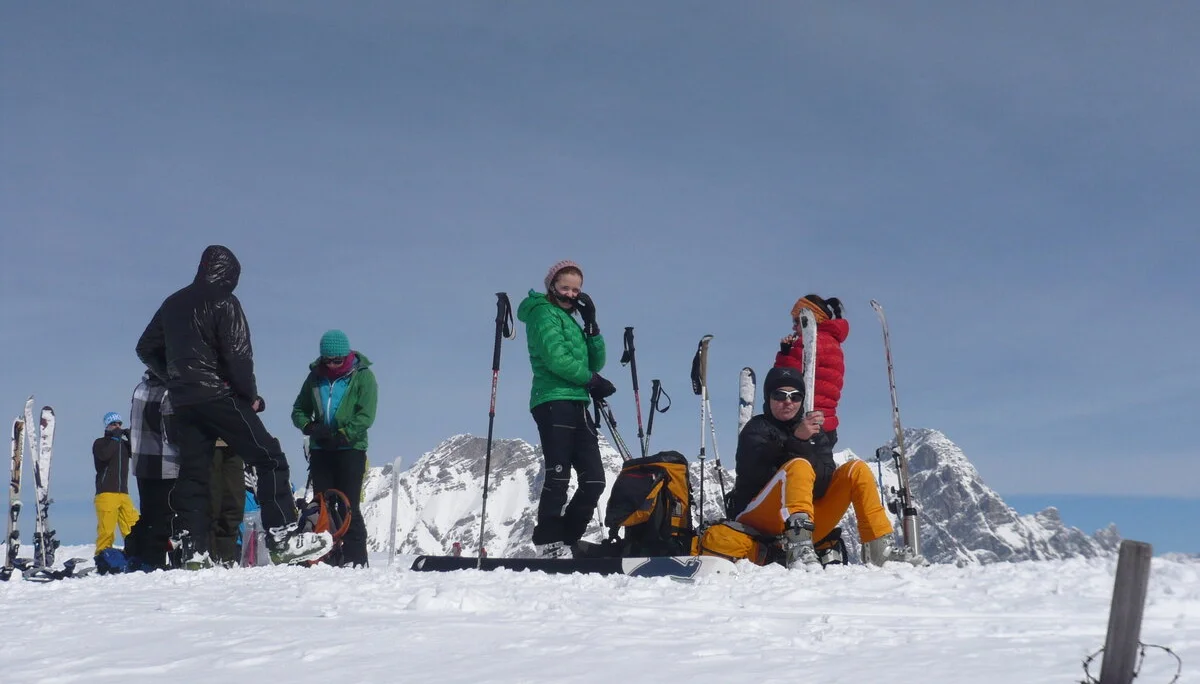 Die Wettervorhersage war auch in diesem Jahr nicht eindeutig. Aber wir weil die JDAV schon im letzten Jahr gute Erfahrung gemacht hatte, sagte man sich auch für den diesjährigen Ostermix, dass Regen zu Hause in jedem Fall schlechter ist als Schneefall in den Bergen. Die erste 5-köpfige Gruppe startete am 28.03.2013 Richtung Saalfelden/Leogang. Für Gründonnerstag waren noch sehr gute Wetterverhältnisse vorhergesagt. Und das war auch so, denn die Boarder fanden bei herrlichem Wetter beste Pistenbedinungen vor und die Skitourengehern konnten das erstemal ein dieser Saison eine herrliche Firnabfahrt vom Seehorn geniesen. Den nächsten Tag verbrachte die JDAV Jugend nochmal im Skigebiet Leogang, wobei am Freitagabend, nach einem intensiven Klettertag an der Weissbachwand, die zweite Abordnung der JDAV Ausfahrtsgruppe dazu kam und die Gruppe nun mit neun Teilnehmern vollzählig war. Für den Karsamstag plante die JDAV Gruppe die ganz große Saalbach-Hinterglemm-Runde. Schon kurz vor 9 Uhr stand man an der ersten Gondel um dieses Projekt zu meistern. Mit insgesamt 21 Liftfahrten, 8000 hm Abfahrt und 48 km Wegstrecke war dieser Ski/Boardtag für alle ein tolles Erlebnis und auch eine tolle Leistung. Am einzigen richtigen Schlechtwettertag, dem Ostersonntag, waren die Teilnehmer nicht verlegen. Schnell wurden Ski und Board gegen die Kletterschuhe getauscht und man besuchte die neu erbaute Kletterhalle in Saalfelden. Lange Kletterrouten bis zum 9.ten Schwierigkeitsgrad erfreuten und fordeten die JDAV Klettercracks aus Dingolfing und jeder kletterte was möglich war, frei nach dem Motto: no limits! Der Ostermontag bescherte den Teilnehmer wieder blauen Himmel, Sonnenschein und wegen dem Schneefall vom Vortag nochmal traumhafte Abfahrtsverhältnisse. JDAV - Fazit Ostern 2013: Wieder ein MIX der besonderen Art mit Klettern-Skitouren-Alpinski/Board und kulinarischem Erlebnissen auf der Alm! -> Gefällt uns | © Die Wettervorhersage war auch in diesem Jahr nicht eindeutig. Aber wir weil die JDAV schon im letzten Jahr gute Erfahrung gemacht hatte, sagte man sich auch für den diesjährigen Ostermix, dass Regen zu Hause in jedem Fall schlechter ist als Schneefall in den Bergen. Die erste 5-köpfige Gruppe startete am 28.03.2013 Richtung Saalfelden/Leogang. Für Gründonnerstag waren noch sehr gute Wetterverhältnisse vorhergesagt. Und das war auch so, denn die Boarder fanden bei herrlichem Wetter beste Pistenbedinungen vor und die Skitourengehern konnten das erstemal ein dieser Saison eine herrliche Firnabfahrt vom Seehorn geniesen. Den nächsten Tag verbrachte die JDAV Jugend nochmal im Skigebiet Leogang, wobei am Freitagabend, nach einem intensiven Klettertag an der Weissbachwand, die zweite Abordnung der JDAV Ausfahrtsgruppe dazu kam und die Gruppe nun mit neun Teilnehmern vollzählig war. Für den Karsamstag plante die JDAV Gruppe die ganz große Saalbach-Hinterglemm-Runde. Schon kurz vor 9 Uhr stand man an der ersten Gondel um dieses Projekt zu meistern. Mit insgesamt 21 Liftfahrten, 8000 hm Abfahrt und 48 km Wegstrecke war dieser Ski/Boardtag für alle ein tolles Erlebnis und auch eine tolle Leistung. Am einzigen richtigen Schlechtwettertag, dem Ostersonntag, waren die Teilnehmer nicht verlegen. Schnell wurden Ski und Board gegen die Kletterschuhe getauscht und man besuchte die neu erbaute Kletterhalle in Saalfelden. Lange Kletterrouten bis zum 9.ten Schwierigkeitsgrad erfreuten und fordeten die JDAV Klettercracks aus Dingolfing und jeder kletterte was möglich war, frei nach dem Motto: no limits! Der Ostermontag bescherte den Teilnehmer wieder blauen Himmel, Sonnenschein und wegen dem Schneefall vom Vortag nochmal traumhafte Abfahrtsverhältnisse. JDAV - Fazit Ostern 2013: Wieder ein MIX der besonderen Art mit Klettern-Skitouren-Alpinski/Board und kulinarischem Erlebnissen auf der Alm! -> Gefällt uns