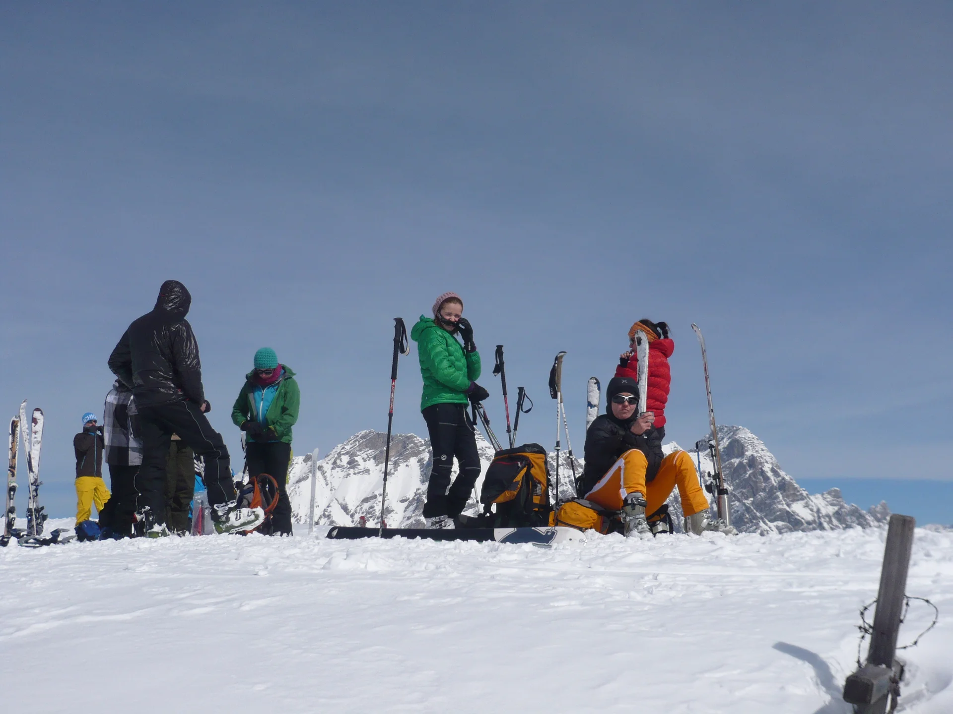 Die Wettervorhersage war auch in diesem Jahr nicht eindeutig. Aber wir weil die JDAV schon im letzten Jahr gute Erfahrung gemacht hatte, sagte man sich auch für den diesjährigen Ostermix, dass Regen zu Hause in jedem Fall schlechter ist als Schneefall in den Bergen. Die erste 5-köpfige Gruppe startete am 28.03.2013 Richtung Saalfelden/Leogang. Für Gründonnerstag waren noch sehr gute Wetterverhältnisse vorhergesagt. Und das war auch so, denn die Boarder fanden bei herrlichem Wetter beste Pistenbedinungen vor und die Skitourengehern konnten das erstemal ein dieser Saison eine herrliche Firnabfahrt vom Seehorn geniesen. Den nächsten Tag verbrachte die JDAV Jugend nochmal im Skigebiet Leogang, wobei am Freitagabend, nach einem intensiven Klettertag an der Weissbachwand, die zweite Abordnung der JDAV Ausfahrtsgruppe dazu kam und die Gruppe nun mit neun Teilnehmern vollzählig war. Für den Karsamstag plante die JDAV Gruppe die ganz große Saalbach-Hinterglemm-Runde. Schon kurz vor 9 Uhr stand man an der ersten Gondel um dieses Projekt zu meistern. Mit insgesamt 21 Liftfahrten, 8000 hm Abfahrt und 48 km Wegstrecke war dieser Ski/Boardtag für alle ein tolles Erlebnis und auch eine tolle Leistung. Am einzigen richtigen Schlechtwettertag, dem Ostersonntag, waren die Teilnehmer nicht verlegen. Schnell wurden Ski und Board gegen die Kletterschuhe getauscht und man besuchte die neu erbaute Kletterhalle in Saalfelden. Lange Kletterrouten bis zum 9.ten Schwierigkeitsgrad erfreuten und fordeten die JDAV Klettercracks aus Dingolfing und jeder kletterte was möglich war, frei nach dem Motto: no limits! Der Ostermontag bescherte den Teilnehmer wieder blauen Himmel, Sonnenschein und wegen dem Schneefall vom Vortag nochmal traumhafte Abfahrtsverhältnisse. JDAV - Fazit Ostern 2013: Wieder ein MIX der besonderen Art mit Klettern-Skitouren-Alpinski/Board und kulinarischem Erlebnissen auf der Alm! -> Gefällt uns | © Die Wettervorhersage war auch in diesem Jahr nicht eindeutig. Aber wir weil die JDAV schon im letzten Jahr gute Erfahrung gemacht hatte, sagte man sich auch für den diesjährigen Ostermix, dass Regen zu Hause in jedem Fall schlechter ist als Schneefall in den Bergen. Die erste 5-köpfige Gruppe startete am 28.03.2013 Richtung Saalfelden/Leogang. Für Gründonnerstag waren noch sehr gute Wetterverhältnisse vorhergesagt. Und das war auch so, denn die Boarder fanden bei herrlichem Wetter beste Pistenbedinungen vor und die Skitourengehern konnten das erstemal ein dieser Saison eine herrliche Firnabfahrt vom Seehorn geniesen. Den nächsten Tag verbrachte die JDAV Jugend nochmal im Skigebiet Leogang, wobei am Freitagabend, nach einem intensiven Klettertag an der Weissbachwand, die zweite Abordnung der JDAV Ausfahrtsgruppe dazu kam und die Gruppe nun mit neun Teilnehmern vollzählig war. Für den Karsamstag plante die JDAV Gruppe die ganz große Saalbach-Hinterglemm-Runde. Schon kurz vor 9 Uhr stand man an der ersten Gondel um dieses Projekt zu meistern. Mit insgesamt 21 Liftfahrten, 8000 hm Abfahrt und 48 km Wegstrecke war dieser Ski/Boardtag für alle ein tolles Erlebnis und auch eine tolle Leistung. Am einzigen richtigen Schlechtwettertag, dem Ostersonntag, waren die Teilnehmer nicht verlegen. Schnell wurden Ski und Board gegen die Kletterschuhe getauscht und man besuchte die neu erbaute Kletterhalle in Saalfelden. Lange Kletterrouten bis zum 9.ten Schwierigkeitsgrad erfreuten und fordeten die JDAV Klettercracks aus Dingolfing und jeder kletterte was möglich war, frei nach dem Motto: no limits! Der Ostermontag bescherte den Teilnehmer wieder blauen Himmel, Sonnenschein und wegen dem Schneefall vom Vortag nochmal traumhafte Abfahrtsverhältnisse. JDAV - Fazit Ostern 2013: Wieder ein MIX der besonderen Art mit Klettern-Skitouren-Alpinski/Board und kulinarischem Erlebnissen auf der Alm! -> Gefällt uns