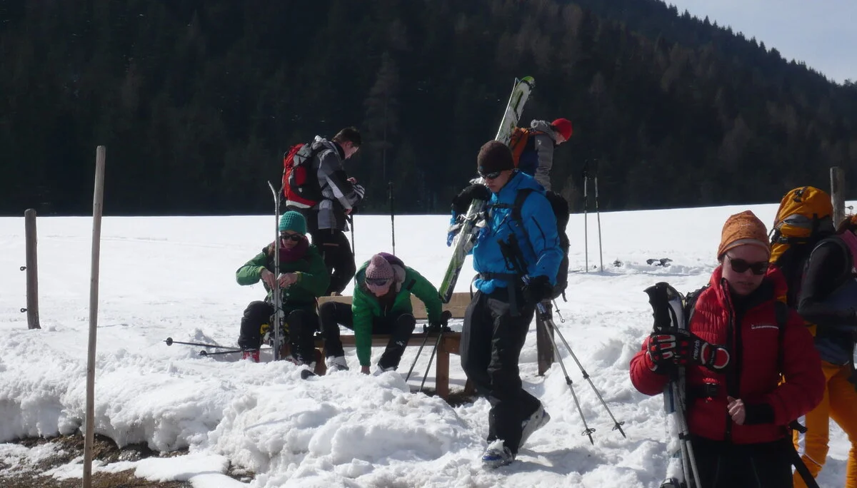 Die Wettervorhersage war auch in diesem Jahr nicht eindeutig. Aber wir weil die JDAV schon im letzten Jahr gute Erfahrung gemacht hatte, sagte man sich auch für den diesjährigen Ostermix, dass Regen zu Hause in jedem Fall schlechter ist als Schneefall in den Bergen. Die erste 5-köpfige Gruppe startete am 28.03.2013 Richtung Saalfelden/Leogang. Für Gründonnerstag waren noch sehr gute Wetterverhältnisse vorhergesagt. Und das war auch so, denn die Boarder fanden bei herrlichem Wetter beste Pistenbedinungen vor und die Skitourengehern konnten das erstemal ein dieser Saison eine herrliche Firnabfahrt vom Seehorn geniesen. Den nächsten Tag verbrachte die JDAV Jugend nochmal im Skigebiet Leogang, wobei am Freitagabend, nach einem intensiven Klettertag an der Weissbachwand, die zweite Abordnung der JDAV Ausfahrtsgruppe dazu kam und die Gruppe nun mit neun Teilnehmern vollzählig war. Für den Karsamstag plante die JDAV Gruppe die ganz große Saalbach-Hinterglemm-Runde. Schon kurz vor 9 Uhr stand man an der ersten Gondel um dieses Projekt zu meistern. Mit insgesamt 21 Liftfahrten, 8000 hm Abfahrt und 48 km Wegstrecke war dieser Ski/Boardtag für alle ein tolles Erlebnis und auch eine tolle Leistung. Am einzigen richtigen Schlechtwettertag, dem Ostersonntag, waren die Teilnehmer nicht verlegen. Schnell wurden Ski und Board gegen die Kletterschuhe getauscht und man besuchte die neu erbaute Kletterhalle in Saalfelden. Lange Kletterrouten bis zum 9.ten Schwierigkeitsgrad erfreuten und fordeten die JDAV Klettercracks aus Dingolfing und jeder kletterte was möglich war, frei nach dem Motto: no limits! Der Ostermontag bescherte den Teilnehmer wieder blauen Himmel, Sonnenschein und wegen dem Schneefall vom Vortag nochmal traumhafte Abfahrtsverhältnisse. JDAV - Fazit Ostern 2013: Wieder ein MIX der besonderen Art mit Klettern-Skitouren-Alpinski/Board und kulinarischem Erlebnissen auf der Alm! -> Gefällt uns | © Die Wettervorhersage war auch in diesem Jahr nicht eindeutig. Aber wir weil die JDAV schon im letzten Jahr gute Erfahrung gemacht hatte, sagte man sich auch für den diesjährigen Ostermix, dass Regen zu Hause in jedem Fall schlechter ist als Schneefall in den Bergen. Die erste 5-köpfige Gruppe startete am 28.03.2013 Richtung Saalfelden/Leogang. Für Gründonnerstag waren noch sehr gute Wetterverhältnisse vorhergesagt. Und das war auch so, denn die Boarder fanden bei herrlichem Wetter beste Pistenbedinungen vor und die Skitourengehern konnten das erstemal ein dieser Saison eine herrliche Firnabfahrt vom Seehorn geniesen. Den nächsten Tag verbrachte die JDAV Jugend nochmal im Skigebiet Leogang, wobei am Freitagabend, nach einem intensiven Klettertag an der Weissbachwand, die zweite Abordnung der JDAV Ausfahrtsgruppe dazu kam und die Gruppe nun mit neun Teilnehmern vollzählig war. Für den Karsamstag plante die JDAV Gruppe die ganz große Saalbach-Hinterglemm-Runde. Schon kurz vor 9 Uhr stand man an der ersten Gondel um dieses Projekt zu meistern. Mit insgesamt 21 Liftfahrten, 8000 hm Abfahrt und 48 km Wegstrecke war dieser Ski/Boardtag für alle ein tolles Erlebnis und auch eine tolle Leistung. Am einzigen richtigen Schlechtwettertag, dem Ostersonntag, waren die Teilnehmer nicht verlegen. Schnell wurden Ski und Board gegen die Kletterschuhe getauscht und man besuchte die neu erbaute Kletterhalle in Saalfelden. Lange Kletterrouten bis zum 9.ten Schwierigkeitsgrad erfreuten und fordeten die JDAV Klettercracks aus Dingolfing und jeder kletterte was möglich war, frei nach dem Motto: no limits! Der Ostermontag bescherte den Teilnehmer wieder blauen Himmel, Sonnenschein und wegen dem Schneefall vom Vortag nochmal traumhafte Abfahrtsverhältnisse. JDAV - Fazit Ostern 2013: Wieder ein MIX der besonderen Art mit Klettern-Skitouren-Alpinski/Board und kulinarischem Erlebnissen auf der Alm! -> Gefällt uns