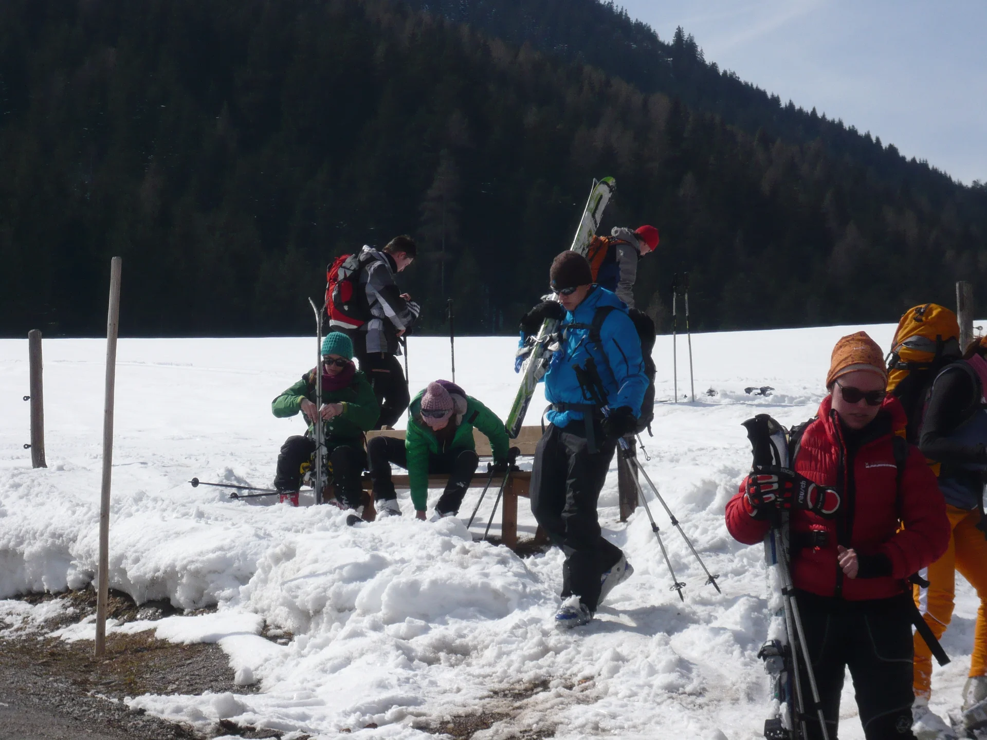 Die Wettervorhersage war auch in diesem Jahr nicht eindeutig. Aber wir weil die JDAV schon im letzten Jahr gute Erfahrung gemacht hatte, sagte man sich auch für den diesjährigen Ostermix, dass Regen zu Hause in jedem Fall schlechter ist als Schneefall in den Bergen. Die erste 5-köpfige Gruppe startete am 28.03.2013 Richtung Saalfelden/Leogang. Für Gründonnerstag waren noch sehr gute Wetterverhältnisse vorhergesagt. Und das war auch so, denn die Boarder fanden bei herrlichem Wetter beste Pistenbedinungen vor und die Skitourengehern konnten das erstemal ein dieser Saison eine herrliche Firnabfahrt vom Seehorn geniesen. Den nächsten Tag verbrachte die JDAV Jugend nochmal im Skigebiet Leogang, wobei am Freitagabend, nach einem intensiven Klettertag an der Weissbachwand, die zweite Abordnung der JDAV Ausfahrtsgruppe dazu kam und die Gruppe nun mit neun Teilnehmern vollzählig war. Für den Karsamstag plante die JDAV Gruppe die ganz große Saalbach-Hinterglemm-Runde. Schon kurz vor 9 Uhr stand man an der ersten Gondel um dieses Projekt zu meistern. Mit insgesamt 21 Liftfahrten, 8000 hm Abfahrt und 48 km Wegstrecke war dieser Ski/Boardtag für alle ein tolles Erlebnis und auch eine tolle Leistung. Am einzigen richtigen Schlechtwettertag, dem Ostersonntag, waren die Teilnehmer nicht verlegen. Schnell wurden Ski und Board gegen die Kletterschuhe getauscht und man besuchte die neu erbaute Kletterhalle in Saalfelden. Lange Kletterrouten bis zum 9.ten Schwierigkeitsgrad erfreuten und fordeten die JDAV Klettercracks aus Dingolfing und jeder kletterte was möglich war, frei nach dem Motto: no limits! Der Ostermontag bescherte den Teilnehmer wieder blauen Himmel, Sonnenschein und wegen dem Schneefall vom Vortag nochmal traumhafte Abfahrtsverhältnisse. JDAV - Fazit Ostern 2013: Wieder ein MIX der besonderen Art mit Klettern-Skitouren-Alpinski/Board und kulinarischem Erlebnissen auf der Alm! -> Gefällt uns | © Die Wettervorhersage war auch in diesem Jahr nicht eindeutig. Aber wir weil die JDAV schon im letzten Jahr gute Erfahrung gemacht hatte, sagte man sich auch für den diesjährigen Ostermix, dass Regen zu Hause in jedem Fall schlechter ist als Schneefall in den Bergen. Die erste 5-köpfige Gruppe startete am 28.03.2013 Richtung Saalfelden/Leogang. Für Gründonnerstag waren noch sehr gute Wetterverhältnisse vorhergesagt. Und das war auch so, denn die Boarder fanden bei herrlichem Wetter beste Pistenbedinungen vor und die Skitourengehern konnten das erstemal ein dieser Saison eine herrliche Firnabfahrt vom Seehorn geniesen. Den nächsten Tag verbrachte die JDAV Jugend nochmal im Skigebiet Leogang, wobei am Freitagabend, nach einem intensiven Klettertag an der Weissbachwand, die zweite Abordnung der JDAV Ausfahrtsgruppe dazu kam und die Gruppe nun mit neun Teilnehmern vollzählig war. Für den Karsamstag plante die JDAV Gruppe die ganz große Saalbach-Hinterglemm-Runde. Schon kurz vor 9 Uhr stand man an der ersten Gondel um dieses Projekt zu meistern. Mit insgesamt 21 Liftfahrten, 8000 hm Abfahrt und 48 km Wegstrecke war dieser Ski/Boardtag für alle ein tolles Erlebnis und auch eine tolle Leistung. Am einzigen richtigen Schlechtwettertag, dem Ostersonntag, waren die Teilnehmer nicht verlegen. Schnell wurden Ski und Board gegen die Kletterschuhe getauscht und man besuchte die neu erbaute Kletterhalle in Saalfelden. Lange Kletterrouten bis zum 9.ten Schwierigkeitsgrad erfreuten und fordeten die JDAV Klettercracks aus Dingolfing und jeder kletterte was möglich war, frei nach dem Motto: no limits! Der Ostermontag bescherte den Teilnehmer wieder blauen Himmel, Sonnenschein und wegen dem Schneefall vom Vortag nochmal traumhafte Abfahrtsverhältnisse. JDAV - Fazit Ostern 2013: Wieder ein MIX der besonderen Art mit Klettern-Skitouren-Alpinski/Board und kulinarischem Erlebnissen auf der Alm! -> Gefällt uns