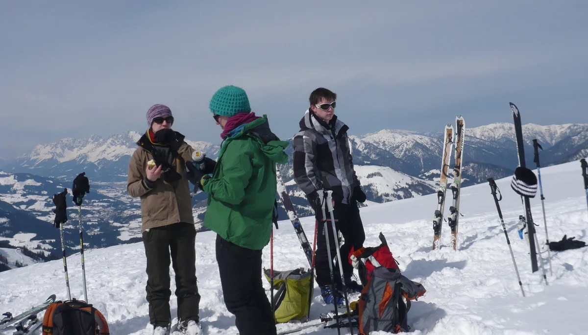 Die Wettervorhersage war auch in diesem Jahr nicht eindeutig. Aber wir weil die JDAV schon im letzten Jahr gute Erfahrung gemacht hatte, sagte man sich auch für den diesjährigen Ostermix, dass Regen zu Hause in jedem Fall schlechter ist als Schneefall in den Bergen. Die erste 5-köpfige Gruppe startete am 28.03.2013 Richtung Saalfelden/Leogang. Für Gründonnerstag waren noch sehr gute Wetterverhältnisse vorhergesagt. Und das war auch so, denn die Boarder fanden bei herrlichem Wetter beste Pistenbedinungen vor und die Skitourengehern konnten das erstemal ein dieser Saison eine herrliche Firnabfahrt vom Seehorn geniesen. Den nächsten Tag verbrachte die JDAV Jugend nochmal im Skigebiet Leogang, wobei am Freitagabend, nach einem intensiven Klettertag an der Weissbachwand, die zweite Abordnung der JDAV Ausfahrtsgruppe dazu kam und die Gruppe nun mit neun Teilnehmern vollzählig war. Für den Karsamstag plante die JDAV Gruppe die ganz große Saalbach-Hinterglemm-Runde. Schon kurz vor 9 Uhr stand man an der ersten Gondel um dieses Projekt zu meistern. Mit insgesamt 21 Liftfahrten, 8000 hm Abfahrt und 48 km Wegstrecke war dieser Ski/Boardtag für alle ein tolles Erlebnis und auch eine tolle Leistung. Am einzigen richtigen Schlechtwettertag, dem Ostersonntag, waren die Teilnehmer nicht verlegen. Schnell wurden Ski und Board gegen die Kletterschuhe getauscht und man besuchte die neu erbaute Kletterhalle in Saalfelden. Lange Kletterrouten bis zum 9.ten Schwierigkeitsgrad erfreuten und fordeten die JDAV Klettercracks aus Dingolfing und jeder kletterte was möglich war, frei nach dem Motto: no limits! Der Ostermontag bescherte den Teilnehmer wieder blauen Himmel, Sonnenschein und wegen dem Schneefall vom Vortag nochmal traumhafte Abfahrtsverhältnisse. JDAV - Fazit Ostern 2013: Wieder ein MIX der besonderen Art mit Klettern-Skitouren-Alpinski/Board und kulinarischem Erlebnissen auf der Alm! -> Gefällt uns | © Die Wettervorhersage war auch in diesem Jahr nicht eindeutig. Aber wir weil die JDAV schon im letzten Jahr gute Erfahrung gemacht hatte, sagte man sich auch für den diesjährigen Ostermix, dass Regen zu Hause in jedem Fall schlechter ist als Schneefall in den Bergen. Die erste 5-köpfige Gruppe startete am 28.03.2013 Richtung Saalfelden/Leogang. Für Gründonnerstag waren noch sehr gute Wetterverhältnisse vorhergesagt. Und das war auch so, denn die Boarder fanden bei herrlichem Wetter beste Pistenbedinungen vor und die Skitourengehern konnten das erstemal ein dieser Saison eine herrliche Firnabfahrt vom Seehorn geniesen. Den nächsten Tag verbrachte die JDAV Jugend nochmal im Skigebiet Leogang, wobei am Freitagabend, nach einem intensiven Klettertag an der Weissbachwand, die zweite Abordnung der JDAV Ausfahrtsgruppe dazu kam und die Gruppe nun mit neun Teilnehmern vollzählig war. Für den Karsamstag plante die JDAV Gruppe die ganz große Saalbach-Hinterglemm-Runde. Schon kurz vor 9 Uhr stand man an der ersten Gondel um dieses Projekt zu meistern. Mit insgesamt 21 Liftfahrten, 8000 hm Abfahrt und 48 km Wegstrecke war dieser Ski/Boardtag für alle ein tolles Erlebnis und auch eine tolle Leistung. Am einzigen richtigen Schlechtwettertag, dem Ostersonntag, waren die Teilnehmer nicht verlegen. Schnell wurden Ski und Board gegen die Kletterschuhe getauscht und man besuchte die neu erbaute Kletterhalle in Saalfelden. Lange Kletterrouten bis zum 9.ten Schwierigkeitsgrad erfreuten und fordeten die JDAV Klettercracks aus Dingolfing und jeder kletterte was möglich war, frei nach dem Motto: no limits! Der Ostermontag bescherte den Teilnehmer wieder blauen Himmel, Sonnenschein und wegen dem Schneefall vom Vortag nochmal traumhafte Abfahrtsverhältnisse. JDAV - Fazit Ostern 2013: Wieder ein MIX der besonderen Art mit Klettern-Skitouren-Alpinski/Board und kulinarischem Erlebnissen auf der Alm! -> Gefällt uns