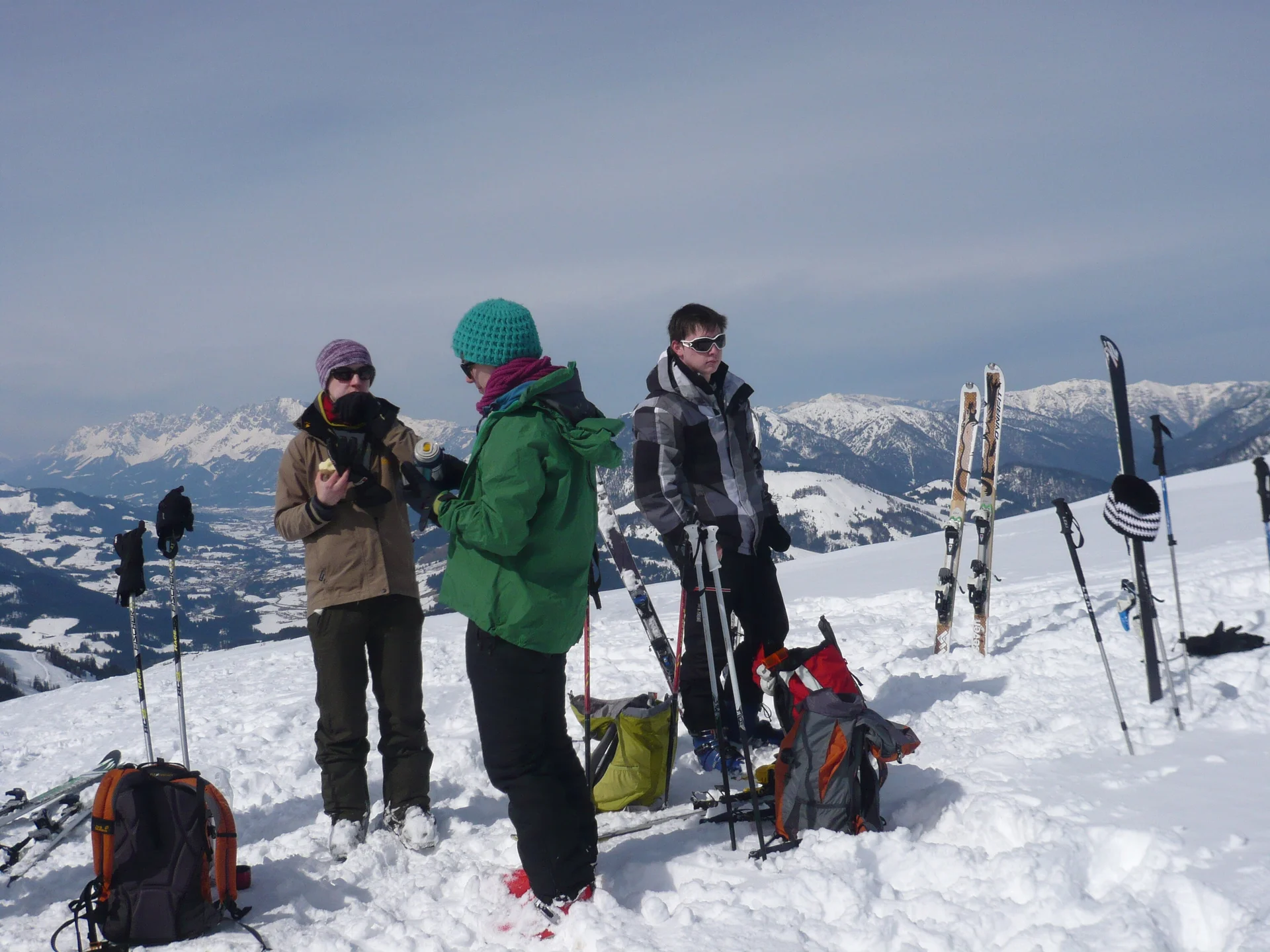 Die Wettervorhersage war auch in diesem Jahr nicht eindeutig. Aber wir weil die JDAV schon im letzten Jahr gute Erfahrung gemacht hatte, sagte man sich auch für den diesjährigen Ostermix, dass Regen zu Hause in jedem Fall schlechter ist als Schneefall in den Bergen. Die erste 5-köpfige Gruppe startete am 28.03.2013 Richtung Saalfelden/Leogang. Für Gründonnerstag waren noch sehr gute Wetterverhältnisse vorhergesagt. Und das war auch so, denn die Boarder fanden bei herrlichem Wetter beste Pistenbedinungen vor und die Skitourengehern konnten das erstemal ein dieser Saison eine herrliche Firnabfahrt vom Seehorn geniesen. Den nächsten Tag verbrachte die JDAV Jugend nochmal im Skigebiet Leogang, wobei am Freitagabend, nach einem intensiven Klettertag an der Weissbachwand, die zweite Abordnung der JDAV Ausfahrtsgruppe dazu kam und die Gruppe nun mit neun Teilnehmern vollzählig war. Für den Karsamstag plante die JDAV Gruppe die ganz große Saalbach-Hinterglemm-Runde. Schon kurz vor 9 Uhr stand man an der ersten Gondel um dieses Projekt zu meistern. Mit insgesamt 21 Liftfahrten, 8000 hm Abfahrt und 48 km Wegstrecke war dieser Ski/Boardtag für alle ein tolles Erlebnis und auch eine tolle Leistung. Am einzigen richtigen Schlechtwettertag, dem Ostersonntag, waren die Teilnehmer nicht verlegen. Schnell wurden Ski und Board gegen die Kletterschuhe getauscht und man besuchte die neu erbaute Kletterhalle in Saalfelden. Lange Kletterrouten bis zum 9.ten Schwierigkeitsgrad erfreuten und fordeten die JDAV Klettercracks aus Dingolfing und jeder kletterte was möglich war, frei nach dem Motto: no limits! Der Ostermontag bescherte den Teilnehmer wieder blauen Himmel, Sonnenschein und wegen dem Schneefall vom Vortag nochmal traumhafte Abfahrtsverhältnisse. JDAV - Fazit Ostern 2013: Wieder ein MIX der besonderen Art mit Klettern-Skitouren-Alpinski/Board und kulinarischem Erlebnissen auf der Alm! -> Gefällt uns | © Die Wettervorhersage war auch in diesem Jahr nicht eindeutig. Aber wir weil die JDAV schon im letzten Jahr gute Erfahrung gemacht hatte, sagte man sich auch für den diesjährigen Ostermix, dass Regen zu Hause in jedem Fall schlechter ist als Schneefall in den Bergen. Die erste 5-köpfige Gruppe startete am 28.03.2013 Richtung Saalfelden/Leogang. Für Gründonnerstag waren noch sehr gute Wetterverhältnisse vorhergesagt. Und das war auch so, denn die Boarder fanden bei herrlichem Wetter beste Pistenbedinungen vor und die Skitourengehern konnten das erstemal ein dieser Saison eine herrliche Firnabfahrt vom Seehorn geniesen. Den nächsten Tag verbrachte die JDAV Jugend nochmal im Skigebiet Leogang, wobei am Freitagabend, nach einem intensiven Klettertag an der Weissbachwand, die zweite Abordnung der JDAV Ausfahrtsgruppe dazu kam und die Gruppe nun mit neun Teilnehmern vollzählig war. Für den Karsamstag plante die JDAV Gruppe die ganz große Saalbach-Hinterglemm-Runde. Schon kurz vor 9 Uhr stand man an der ersten Gondel um dieses Projekt zu meistern. Mit insgesamt 21 Liftfahrten, 8000 hm Abfahrt und 48 km Wegstrecke war dieser Ski/Boardtag für alle ein tolles Erlebnis und auch eine tolle Leistung. Am einzigen richtigen Schlechtwettertag, dem Ostersonntag, waren die Teilnehmer nicht verlegen. Schnell wurden Ski und Board gegen die Kletterschuhe getauscht und man besuchte die neu erbaute Kletterhalle in Saalfelden. Lange Kletterrouten bis zum 9.ten Schwierigkeitsgrad erfreuten und fordeten die JDAV Klettercracks aus Dingolfing und jeder kletterte was möglich war, frei nach dem Motto: no limits! Der Ostermontag bescherte den Teilnehmer wieder blauen Himmel, Sonnenschein und wegen dem Schneefall vom Vortag nochmal traumhafte Abfahrtsverhältnisse. JDAV - Fazit Ostern 2013: Wieder ein MIX der besonderen Art mit Klettern-Skitouren-Alpinski/Board und kulinarischem Erlebnissen auf der Alm! -> Gefällt uns