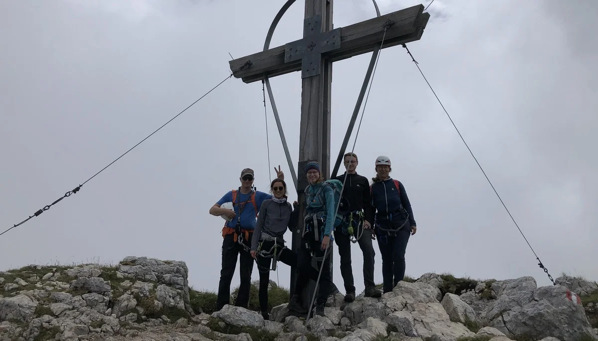 Jugendliche der Alpenvereinssektion Dingolfing absolvieren Klettersteig-Schulung im Rofan-Gebirge | © Kiermeier Christian