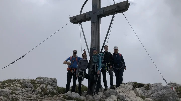 Jugendliche der Alpenvereinssektion Dingolfing absolvieren Klettersteig-Schulung im Rofan-Gebirge | © Kiermeier Christian