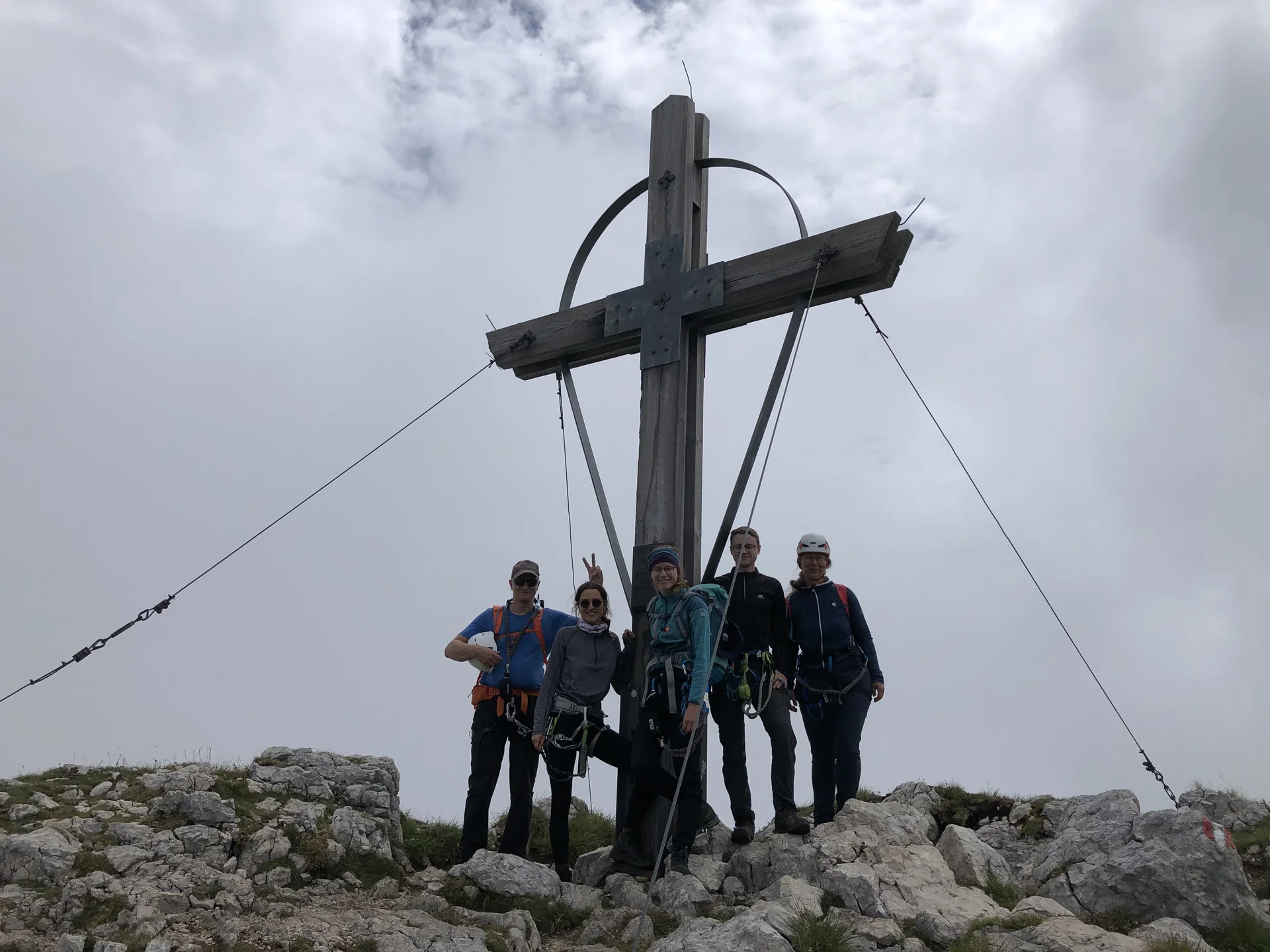 Jugendliche der Alpenvereinssektion Dingolfing absolvieren Klettersteig-Schulung im Rofan-Gebirge | © Kiermeier Christian