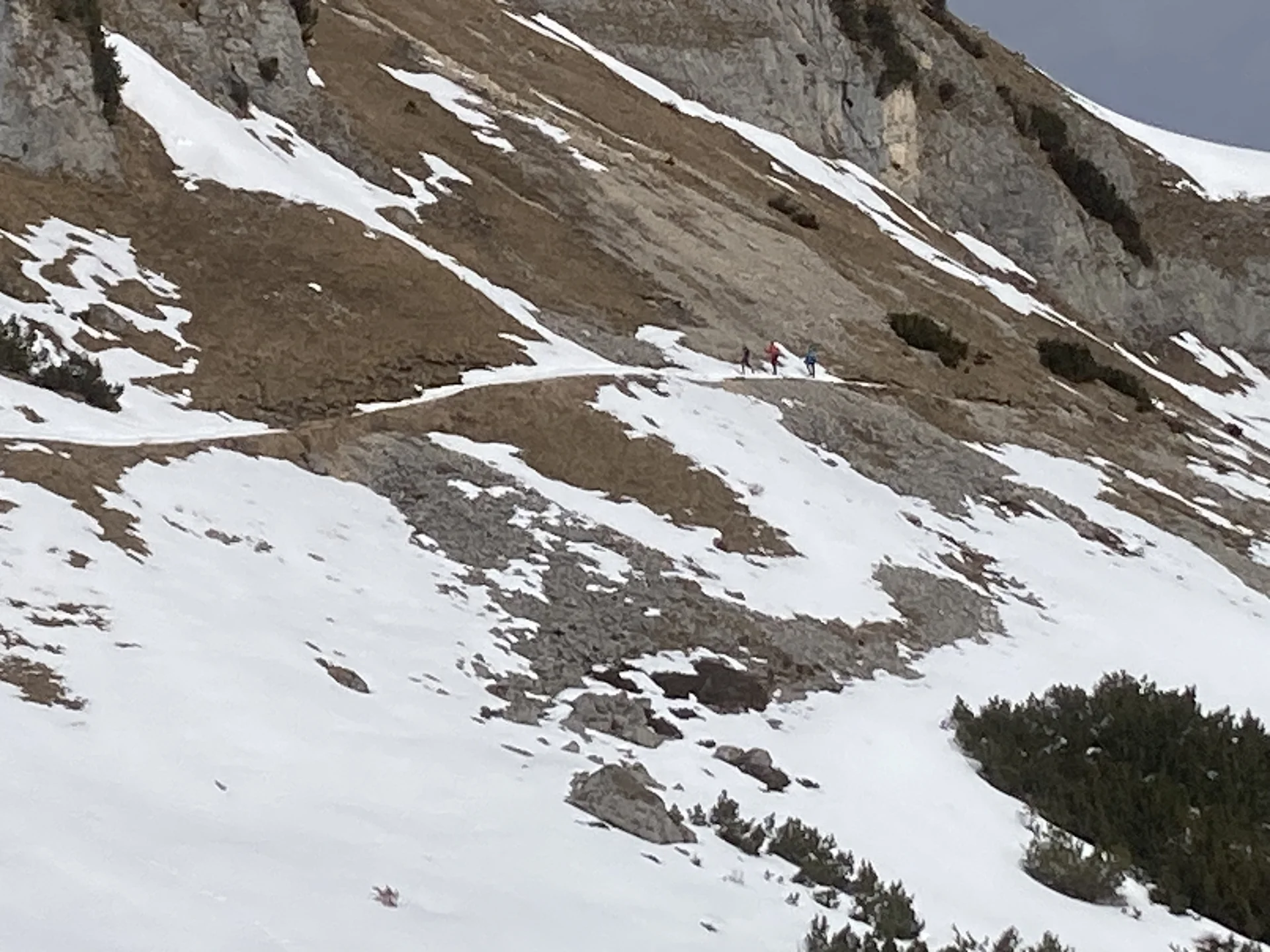 Jugendliche der Alpenvereinssektion Dingolfing absolvieren Klettersteig-Schulung im Rofan-Gebirge | © Kiermeier Christian