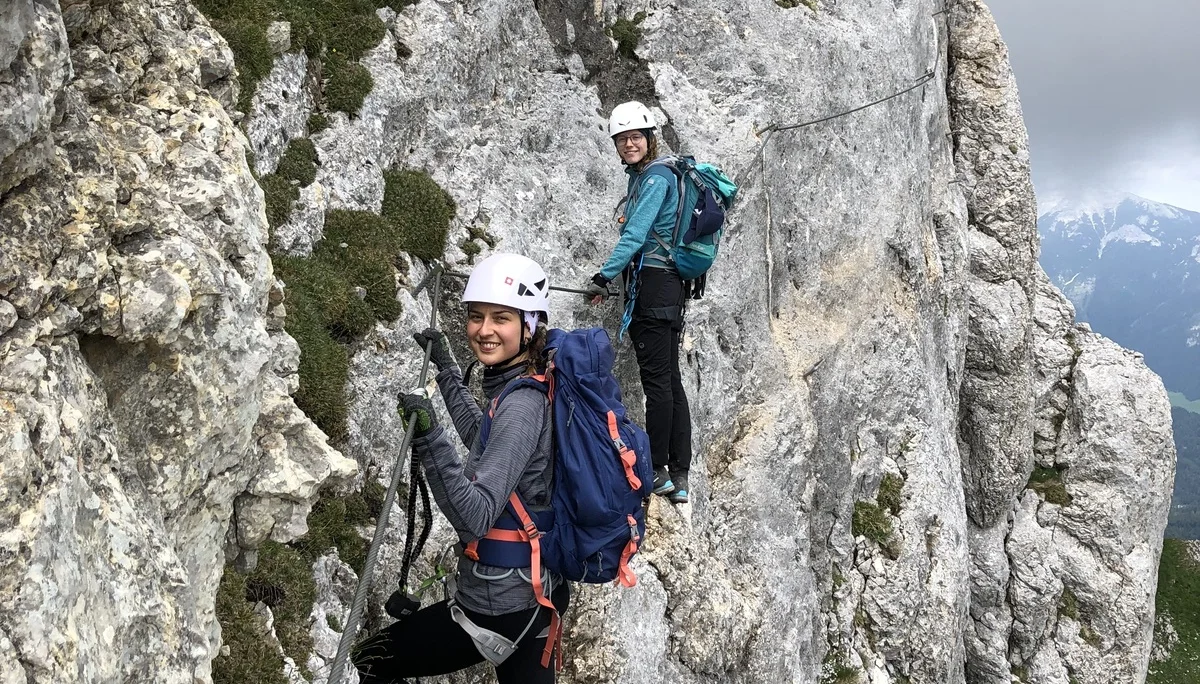 Jugendliche der Alpenvereinssektion Dingolfing absolvieren Klettersteig-Schulung im Rofan-Gebirge | © Kiermeier Christian