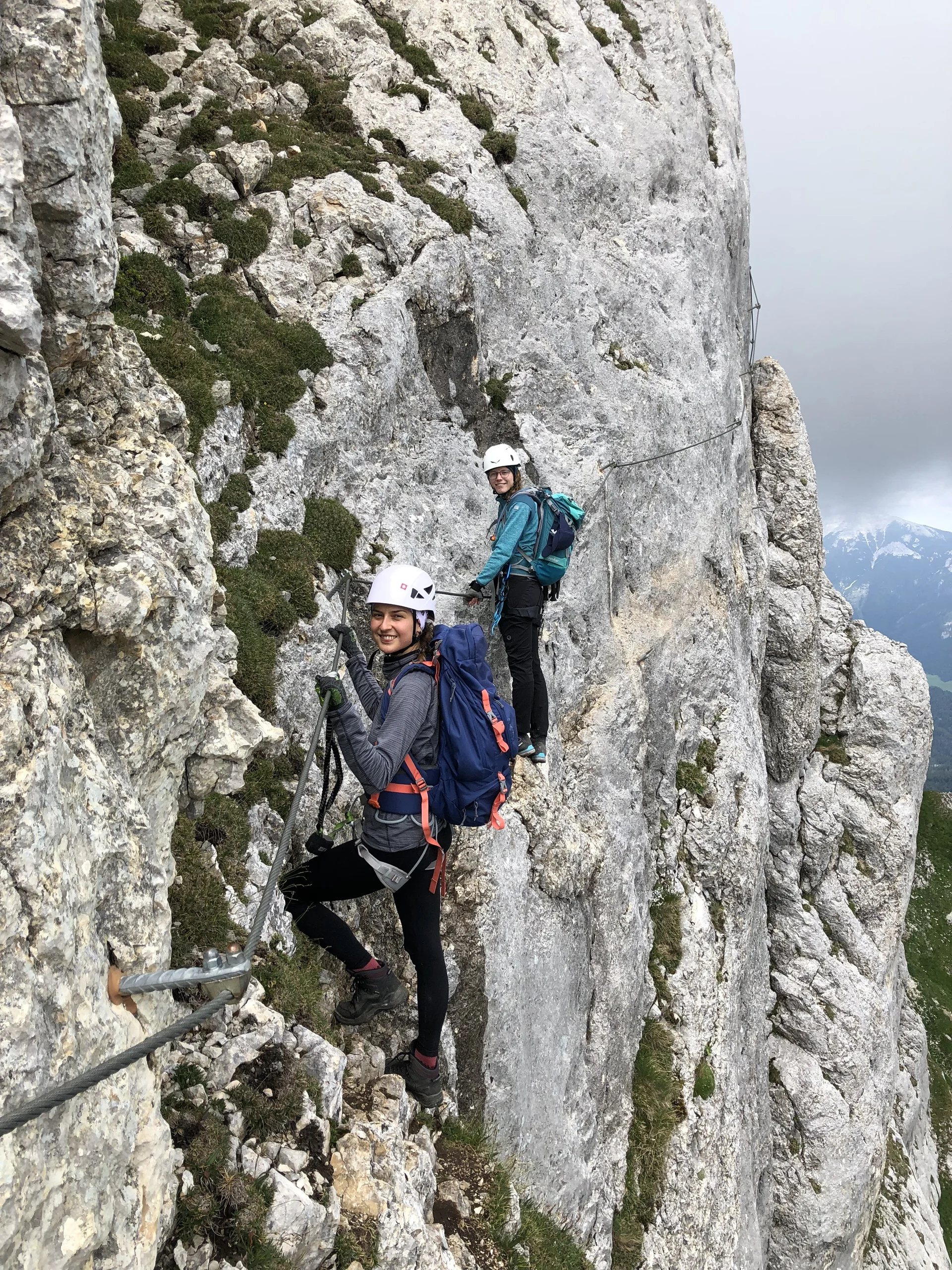 Jugendliche der Alpenvereinssektion Dingolfing absolvieren Klettersteig-Schulung im Rofan-Gebirge | © Kiermeier Christian