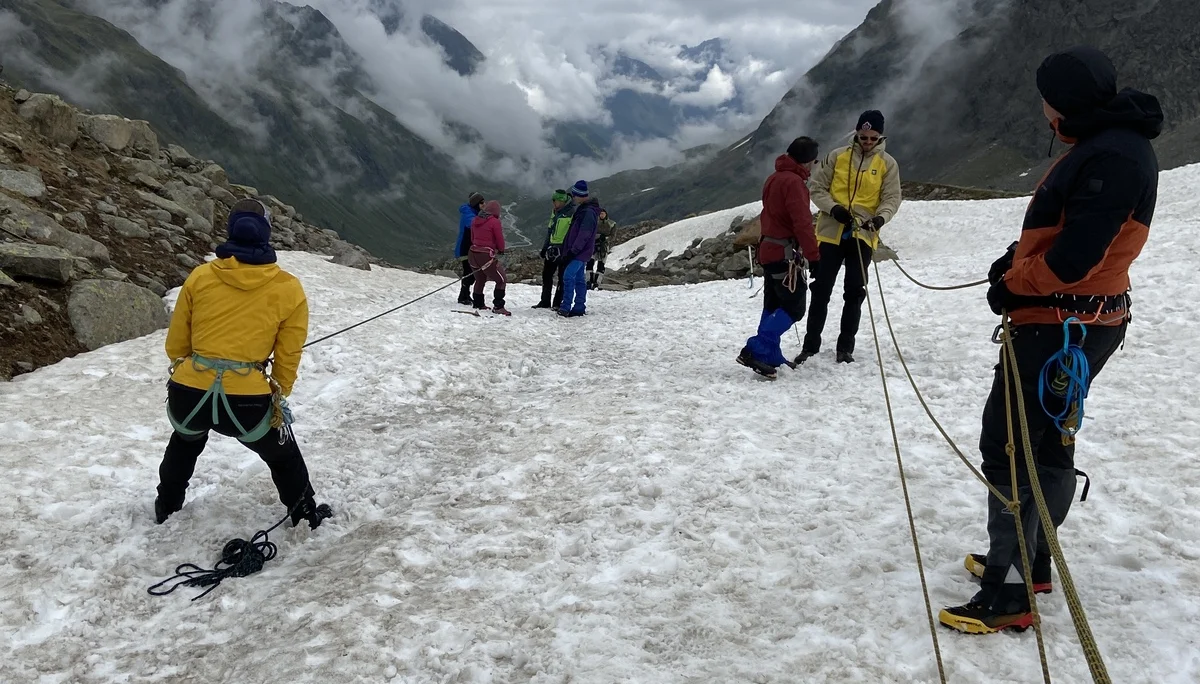 Spaltenbergung, Rutschversuche | © Ernst Konrad