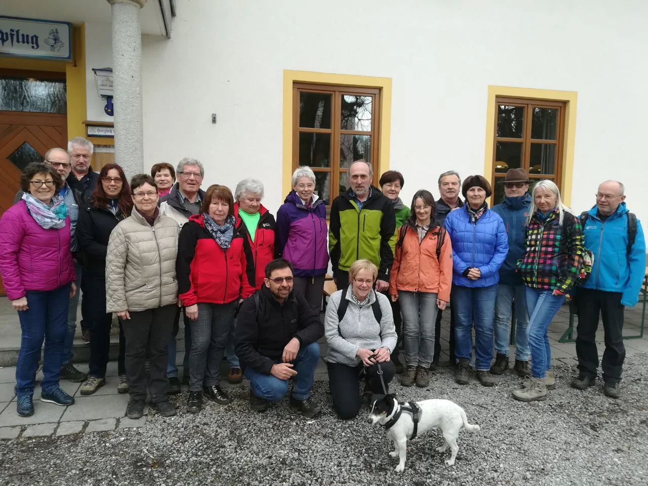 Am Sonntag, den 11. März, unternahm die DAV-Sektion Dingolfing eine Rundwanderung im Heimatlandkreis. Eine Gruppe von 22 Wanderfreunden erkundete den Vorfrühling auf den Bergrücken zwischen Lengthal und Dreifaltigkeitsberg. Der Weg führte von der Kapelle ganz kurz auf der Teerstraße und dann über Wiesen und Felder in westlicher Richtung. Bald tauchte man in den noch hellen Mischwald ein und marschierte, immer auf dem Höhenrücken haltend, meist zwischen altem Baumbestand dem Ziel entgegen. Zwar war der Weg stellenweise feucht und sogar matschig, aber das tat der guten Stimmung keinen Abbruch. Während am Anfang der Orientierungssinn gefragt ist, kommen nach einem Gutteil der Strecke die ersten Wegweiser in Sicht, das letzte Stück ist mit weißen Symbolen in Form der Kirche aber auch eines Maßkrugs gut markiert. Erst ganz zum Schluss tauchen das rosa Gebäude der barocken Dreifaltigkeitskirche und das zugehörige Gasthaus auf. Hier kehrte man nun zum Mittagstisch ein. Der Rückweg führte auf der Südseite des Bergkammes durch Wälder, Wiesen und Felder, in stetem Auf und Ab, zum Ausgangspunkt zurück. Dabei ergaben sich immer wieder schöne Ausblicke auf das Isartal und die Kreisstadt Dingolfing. Am Nachmittag endete die Frühlingstour durch heimatliche Gefilde bei strahlendem Sonnenschein. | © Am Sonntag, den 11. März, unternahm die DAV-Sektion Dingolfing eine Rundwanderung im Heimatlandkreis. Eine Gruppe von 22 Wanderfreunden erkundete den Vorfrühling auf den Bergrücken zwischen Lengthal und Dreifaltigkeitsberg. Der Weg führte von der Kapelle ganz kurz auf der Teerstraße und dann über Wiesen und Felder in westlicher Richtung. Bald tauchte man in den noch hellen Mischwald ein und marschierte, immer auf dem Höhenrücken haltend, meist zwischen altem Baumbestand dem Ziel entgegen. Zwar war der Weg stellenweise feucht und sogar matschig, aber das tat der guten Stimmung keinen Abbruch. Während am Anfang der Orientierungssinn gefragt ist, kommen nach einem Gutteil der Strecke die ersten Wegweiser in Sicht, das letzte Stück ist mit weißen Symbolen in Form der Kirche aber auch eines Maßkrugs gut markiert. Erst ganz zum Schluss tauchen das rosa Gebäude der barocken Dreifaltigkeitskirche und das zugehörige Gasthaus auf. Hier kehrte man nun zum Mittagstisch ein. Der Rückweg führte auf der Südseite des Bergkammes durch Wälder, Wiesen und Felder, in stetem Auf und Ab, zum Ausgangspunkt zurück. Dabei ergaben sich immer wieder schöne Ausblicke auf das Isartal und die Kreisstadt Dingolfing. Am Nachmittag endete die Frühlingstour durch heimatliche Gefilde bei strahlendem Sonnenschein.