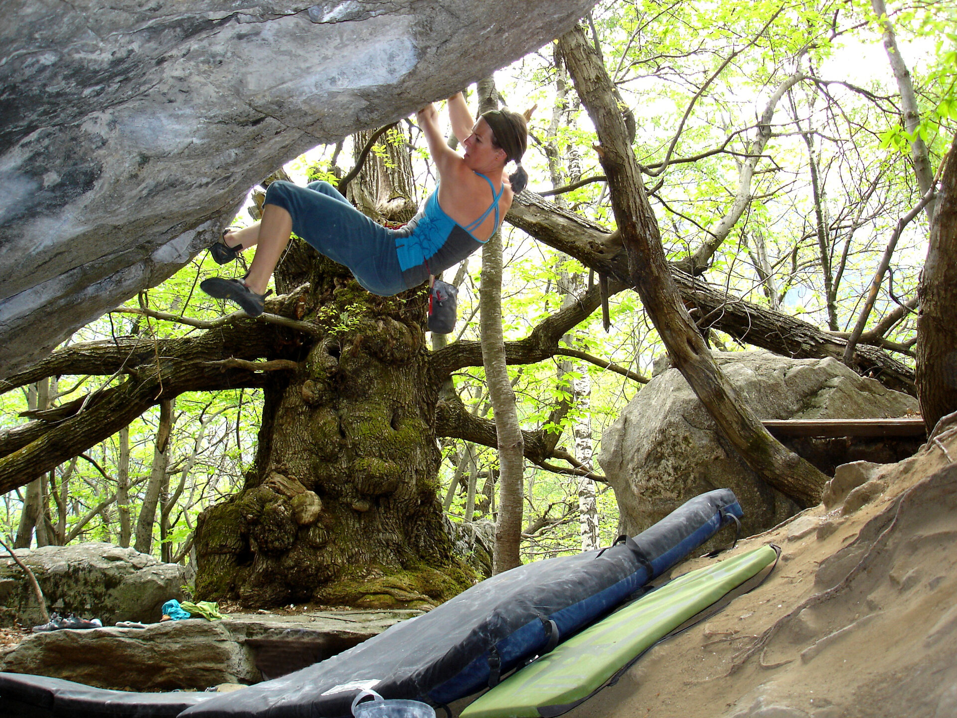 Bouldern am Fels | © DAV/Matthias Keller Ein Mann klettert an einem Boulderfelsen in Chironico | © DAV/Matthias Keller