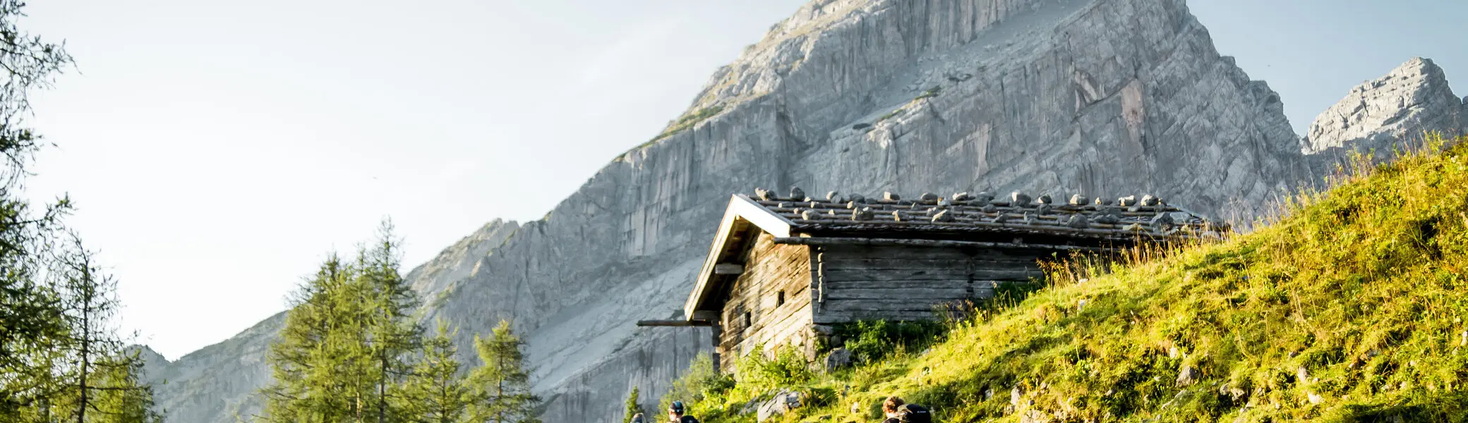 Watzmannueberschreitung: Eine Wandergruppe vor einer Hütte | © DAV/Hans Herbig