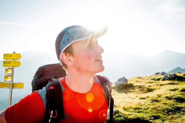 Ein Mann bei strahlendem Sonnenschein auf dem Watzmann-Gipfel | © DAV / Jens Klatt
