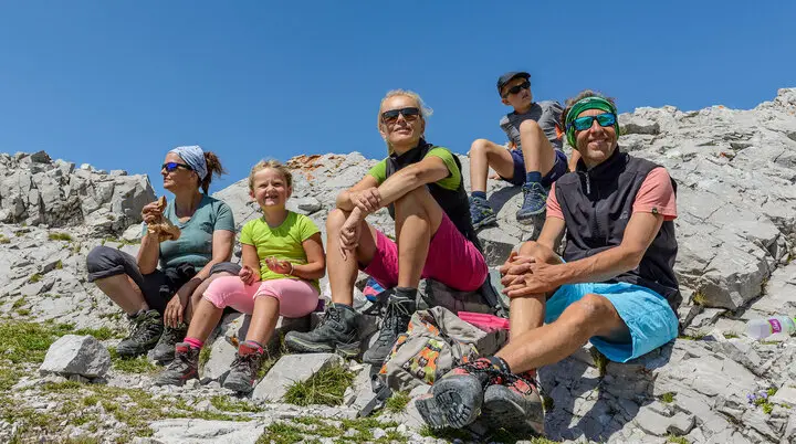 Eine Familie macht Mittagspause auf dem Berg | © DAV / Norbert Freudenthaler