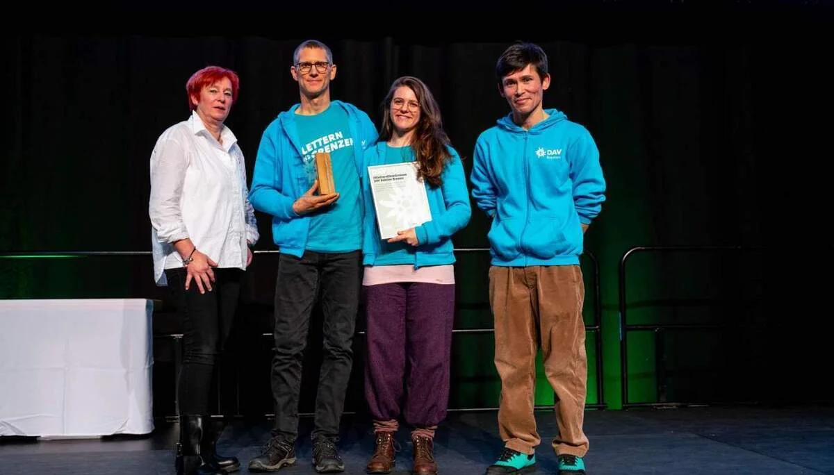 DAV-Vizepräsidentin Melanie Grimm verleiht den DAV-Preis Ehrenamt 2025 an das Inklusionsprojekt #KLETTERNohneGRENZEN der Sektion Bremen | © DAV / Julian Rohn