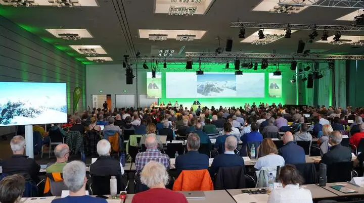 Rund 400 Delegierte aus den DAV-Sektionen stimmten über die Themen auf der außerordentlichen Hauptversammlung ab | © DAV / Julia Behl