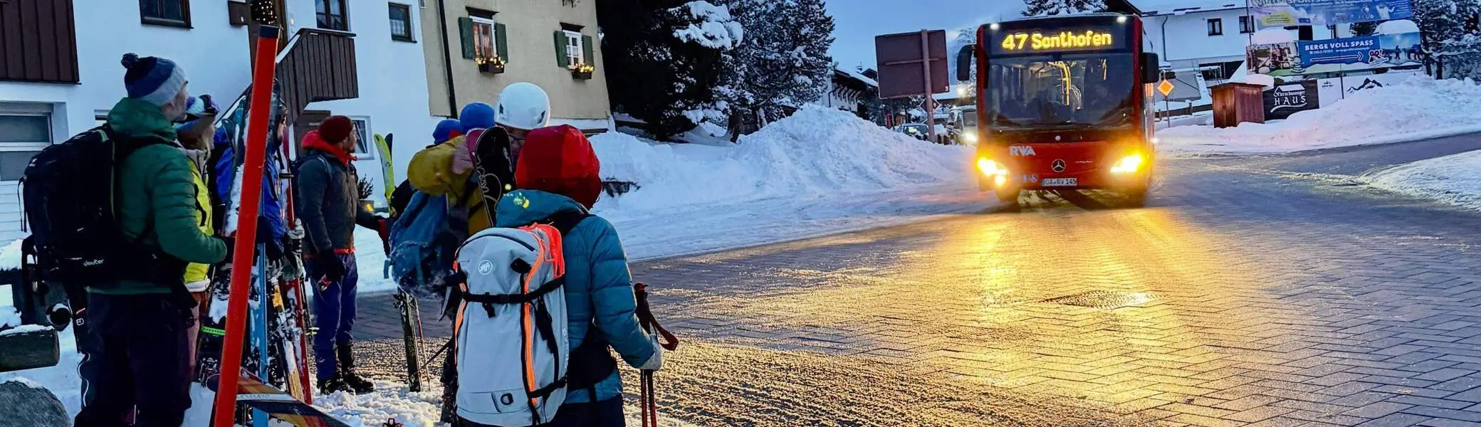 Nach einem langen Tourentag holt uns der warme Bus auch in kleinen Orten wieder ab | © Michael Vitzthum